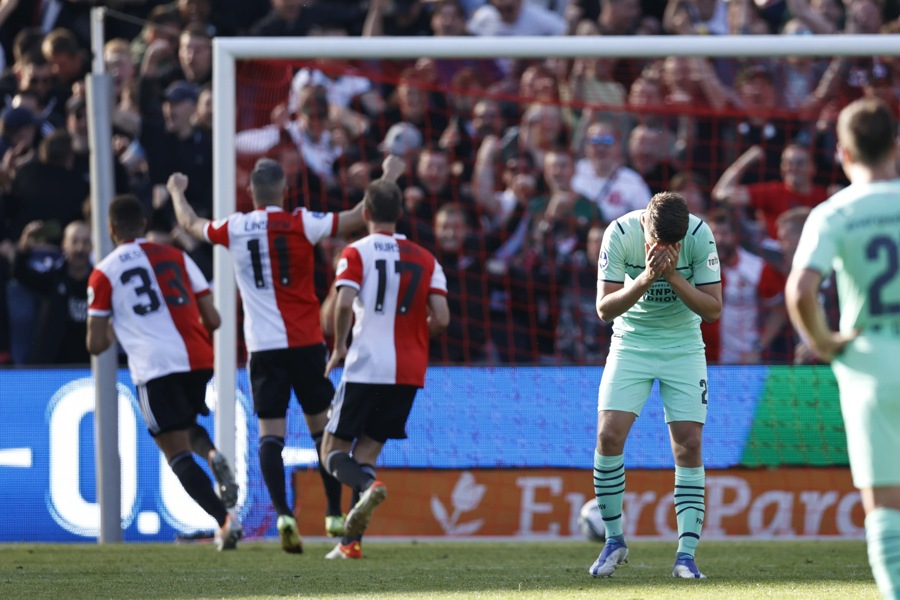 Gat blijft even groot: PSV verspeelt voorsprong bij Feyenoord, verschil met Ajax nog steeds 4 punten