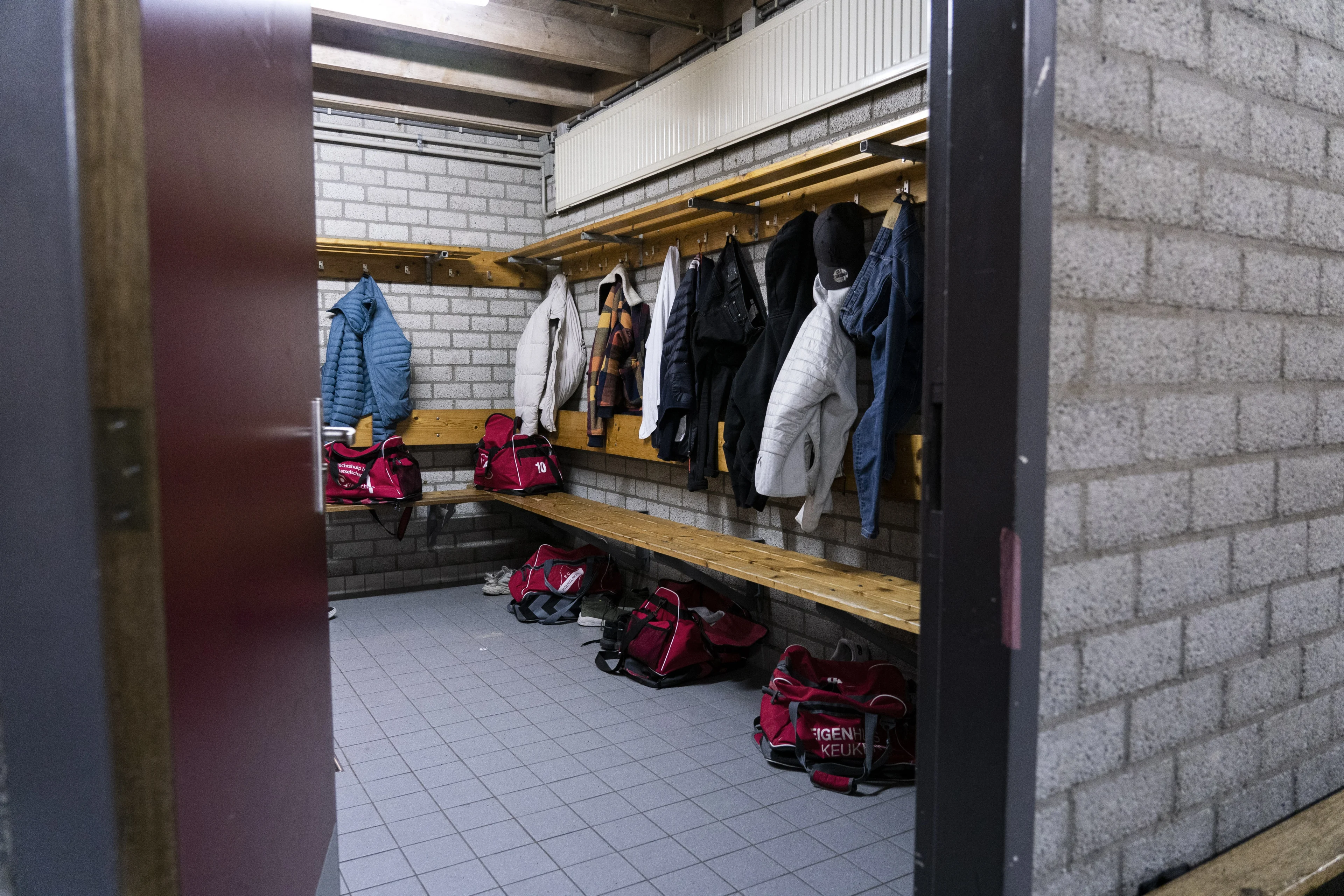 Legionella ontdekt bij voetbalclub Houten: kleedkamers direct gesloten