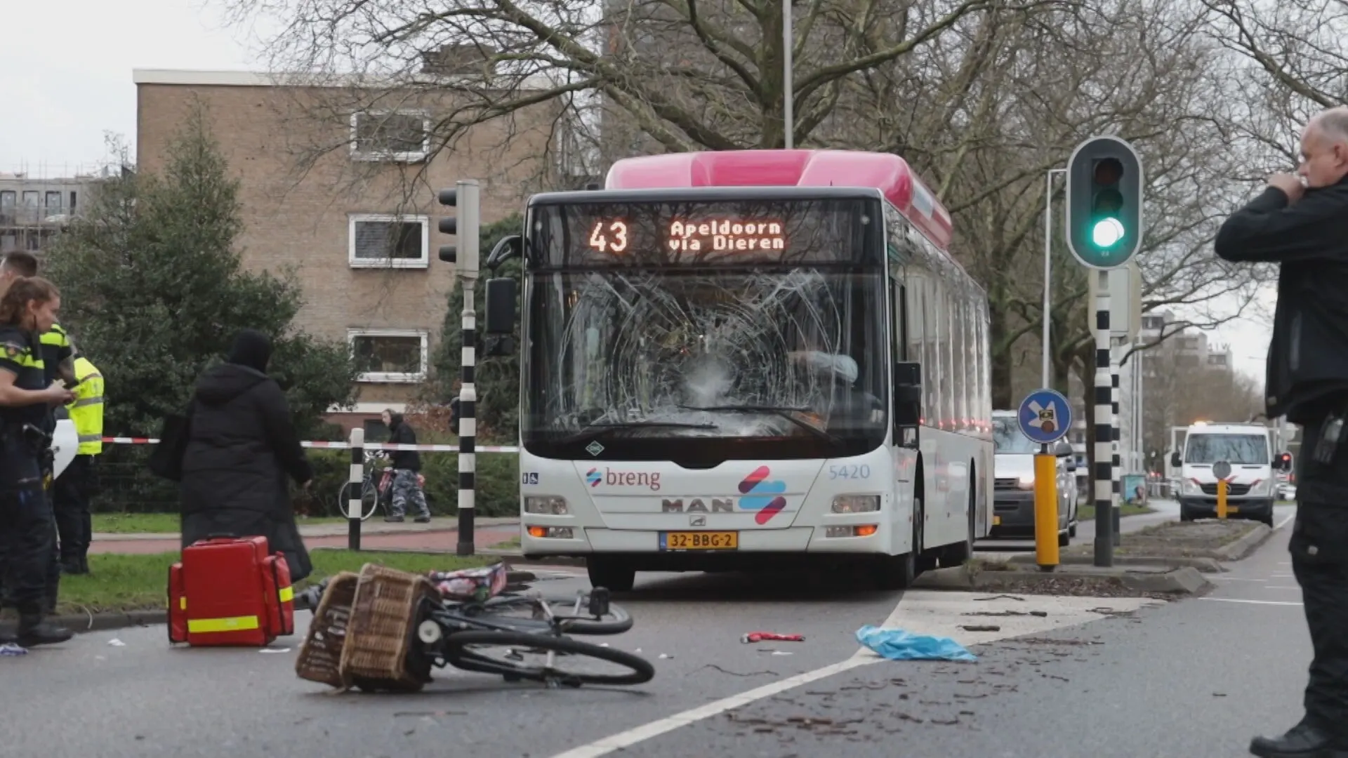 Vrouw op fiets (61) omgekomen door botsing met lijnbus in Arnhem