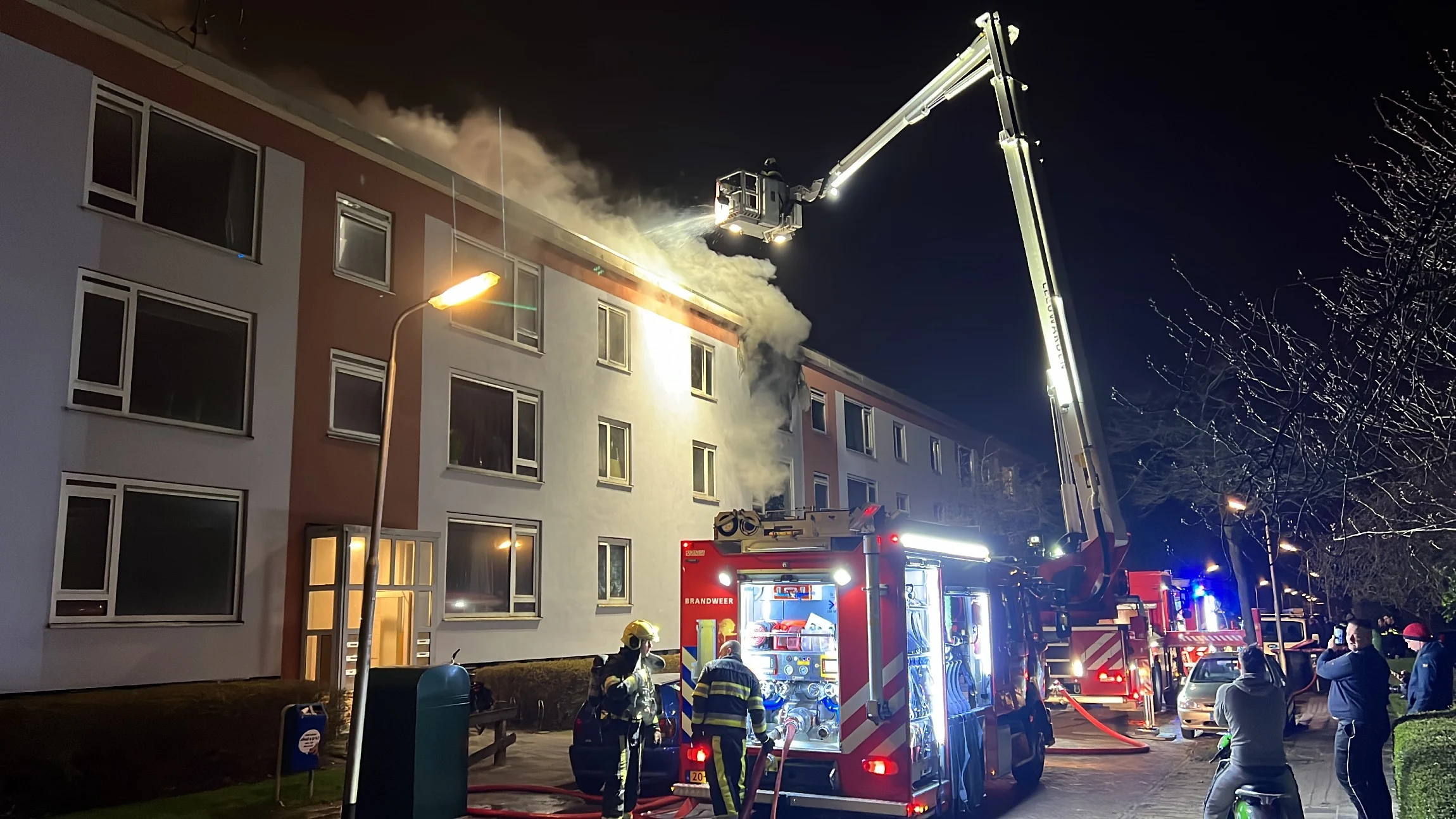 Gewonden bij brand in Leeuwarden, twintig huizen ontruimd