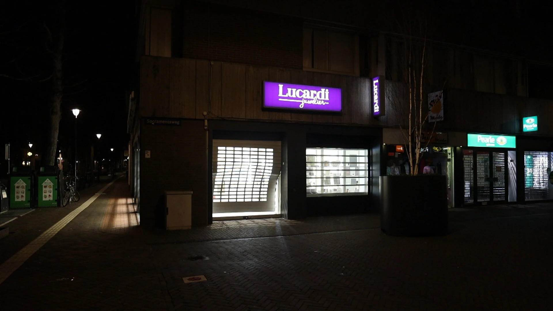 Auto ramt juwelier in Uden, gevel gesloopt en flinke schade in winkel