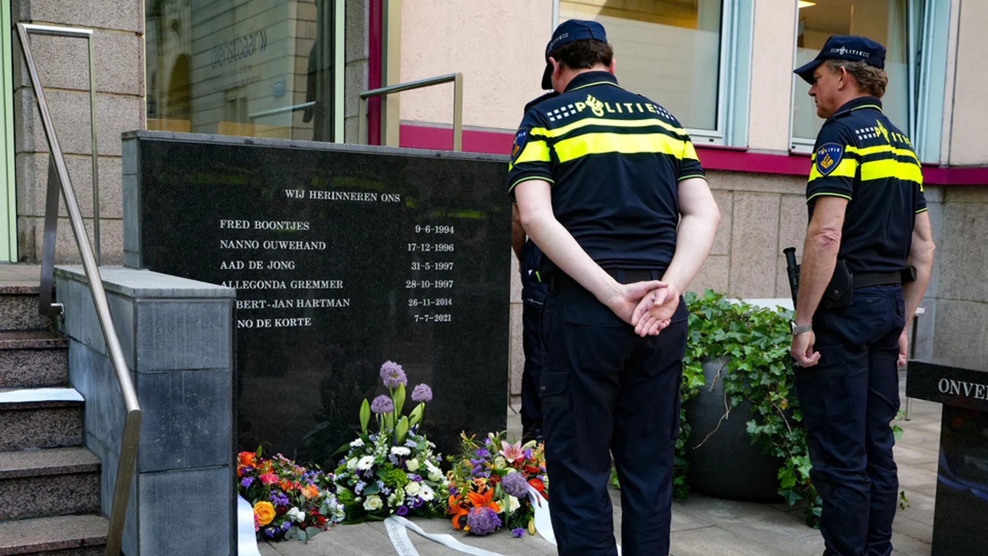 Gedenksteen onthuld voor doodgereden motoragent Arno