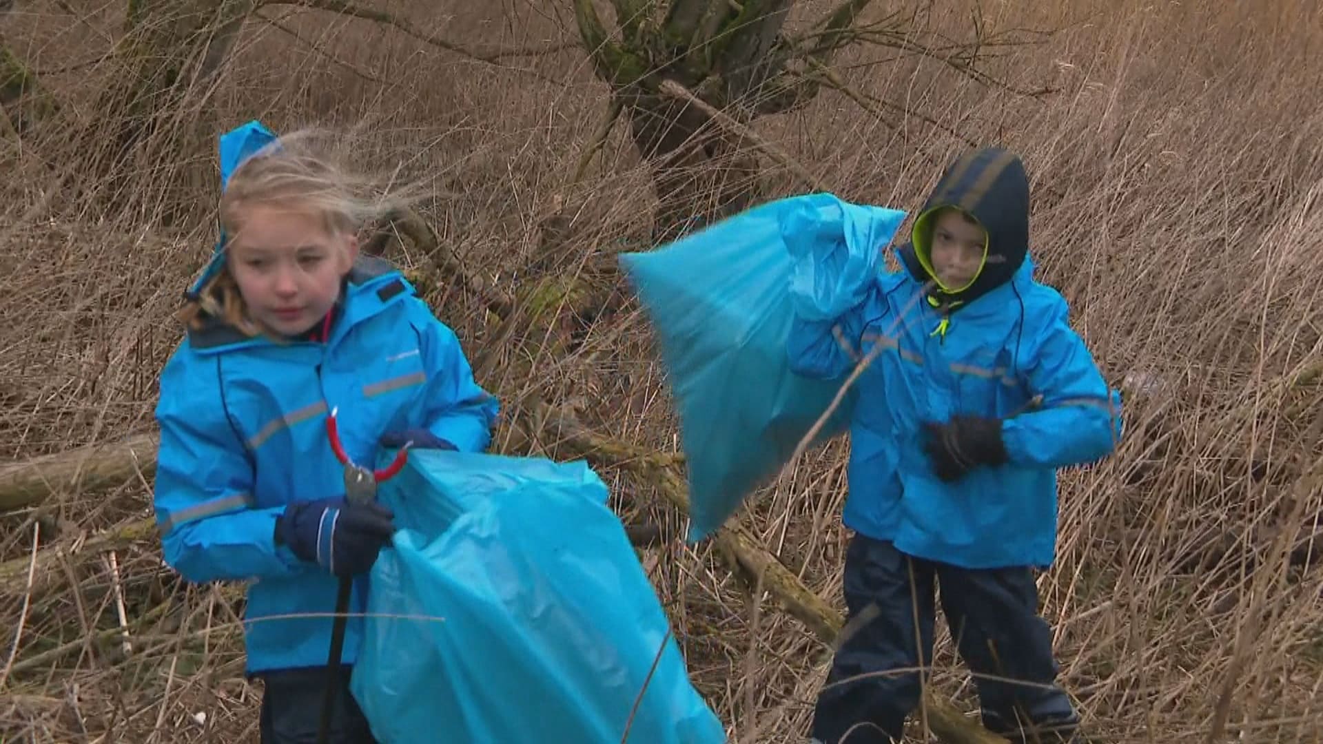 Vrijwilligers in actie tegen ‘plastic soep’ in de Biesbosch