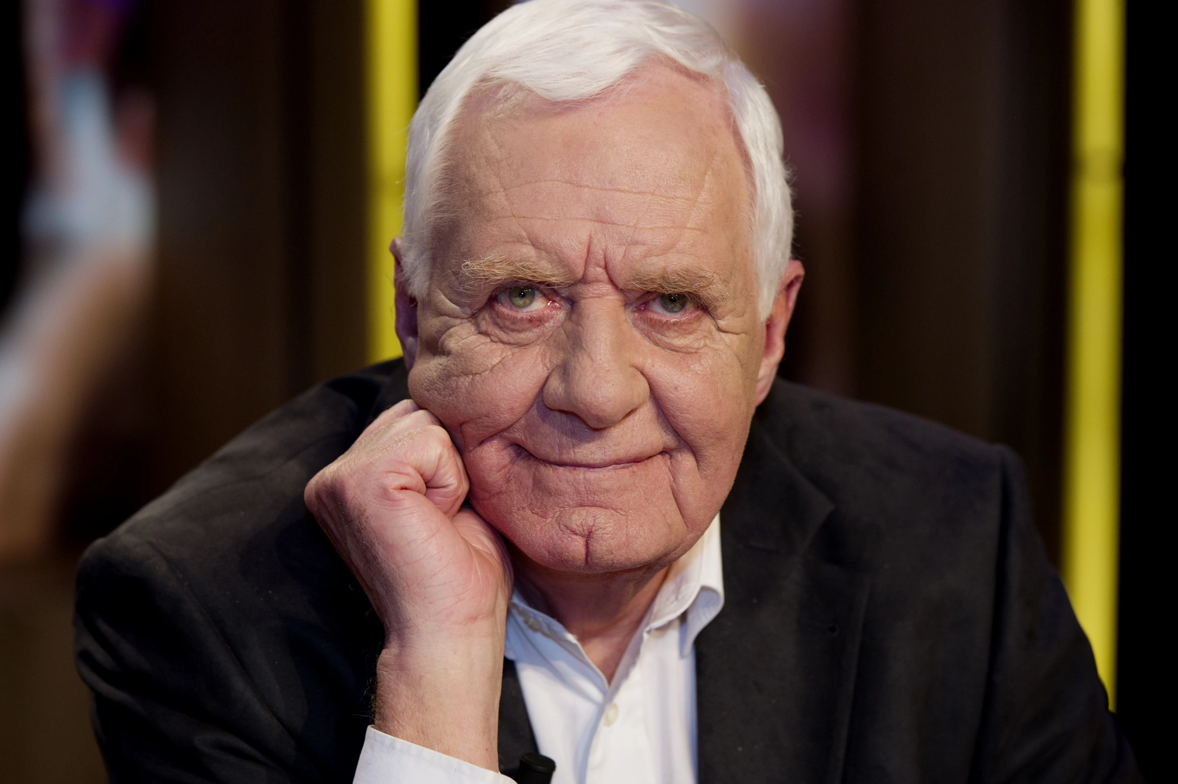 Oud-televisiepresentator Aad van den Heuvel (84) overleden