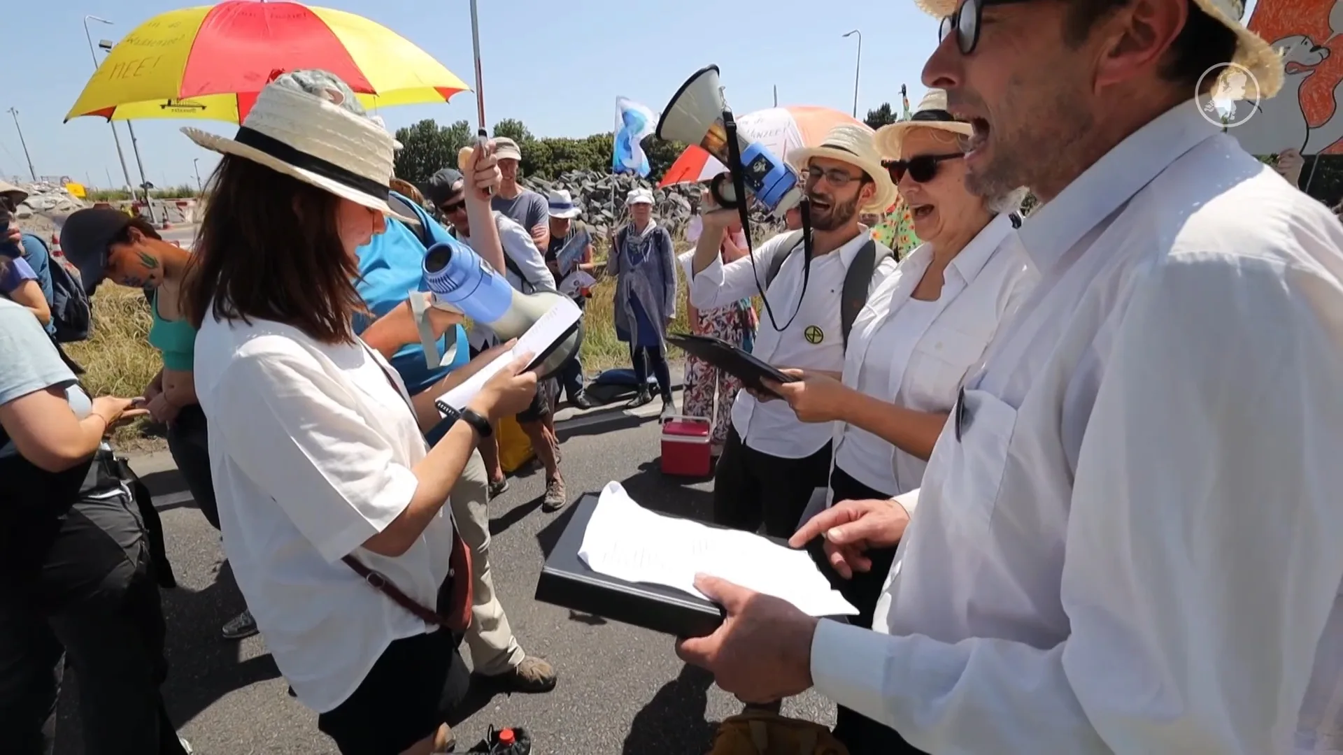 Afsluitdijk in beide richtingen dicht door demonstratie
