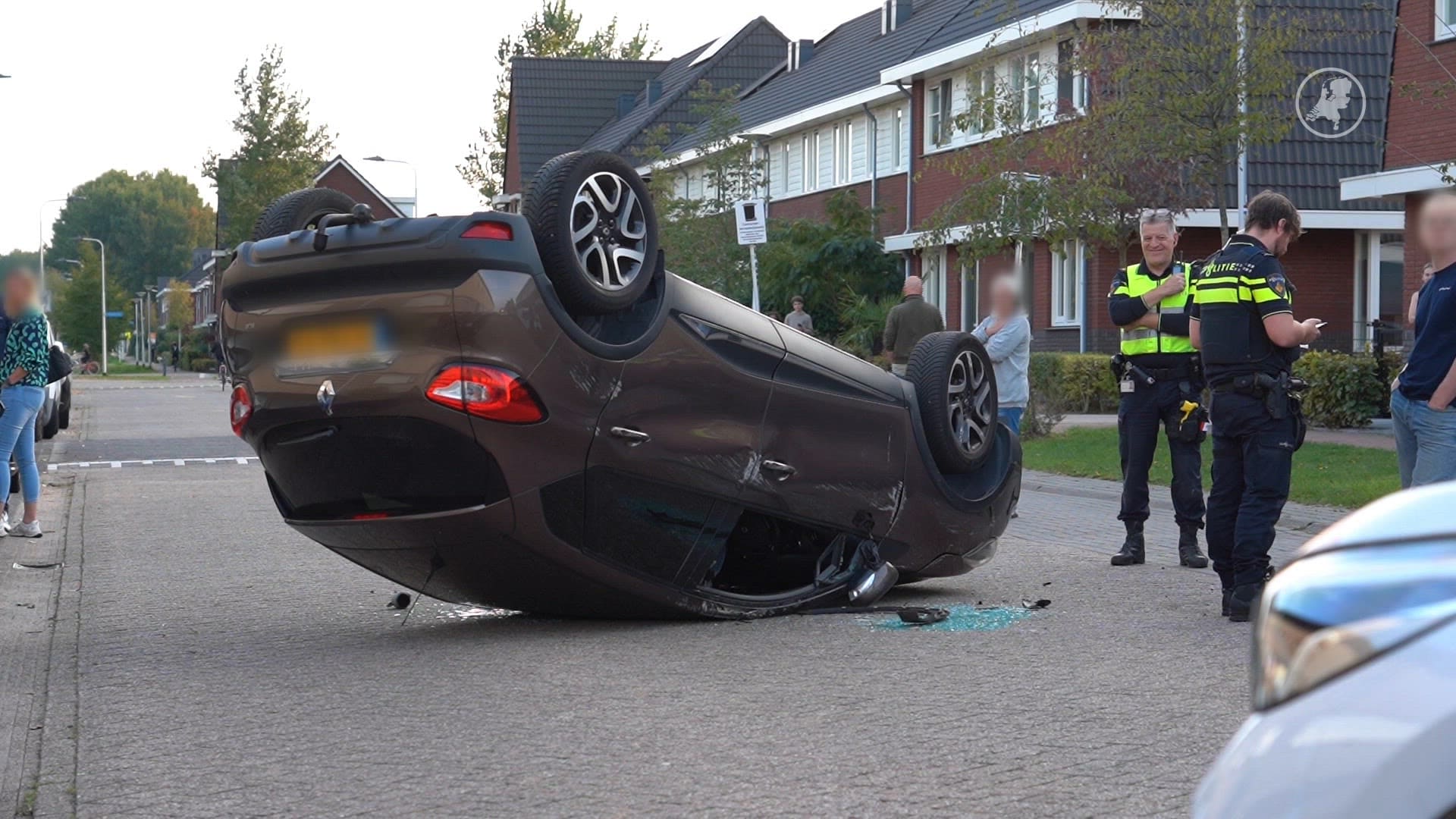 Beschonken bestuurder vliegt in Tilburg met kind in auto over de kop