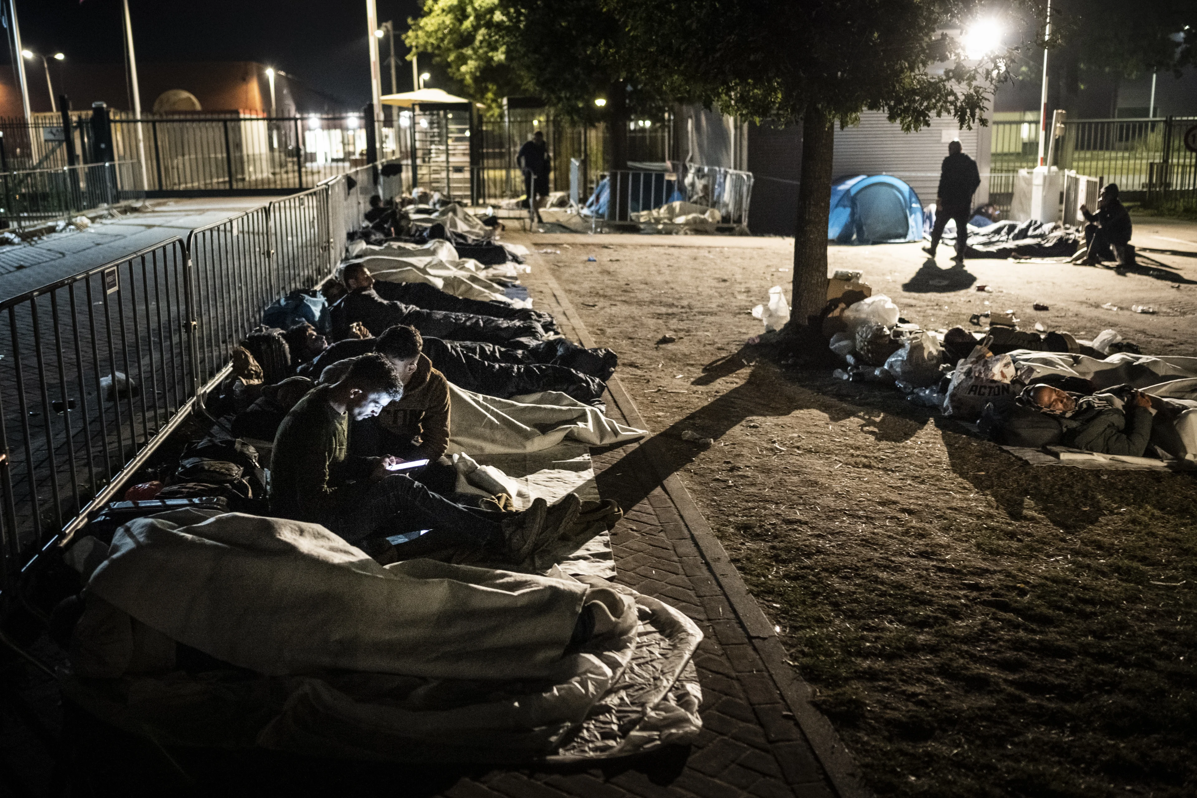 Nieuw dieptepunt: 700 asielzoekers slapen buiten in Ter Apel