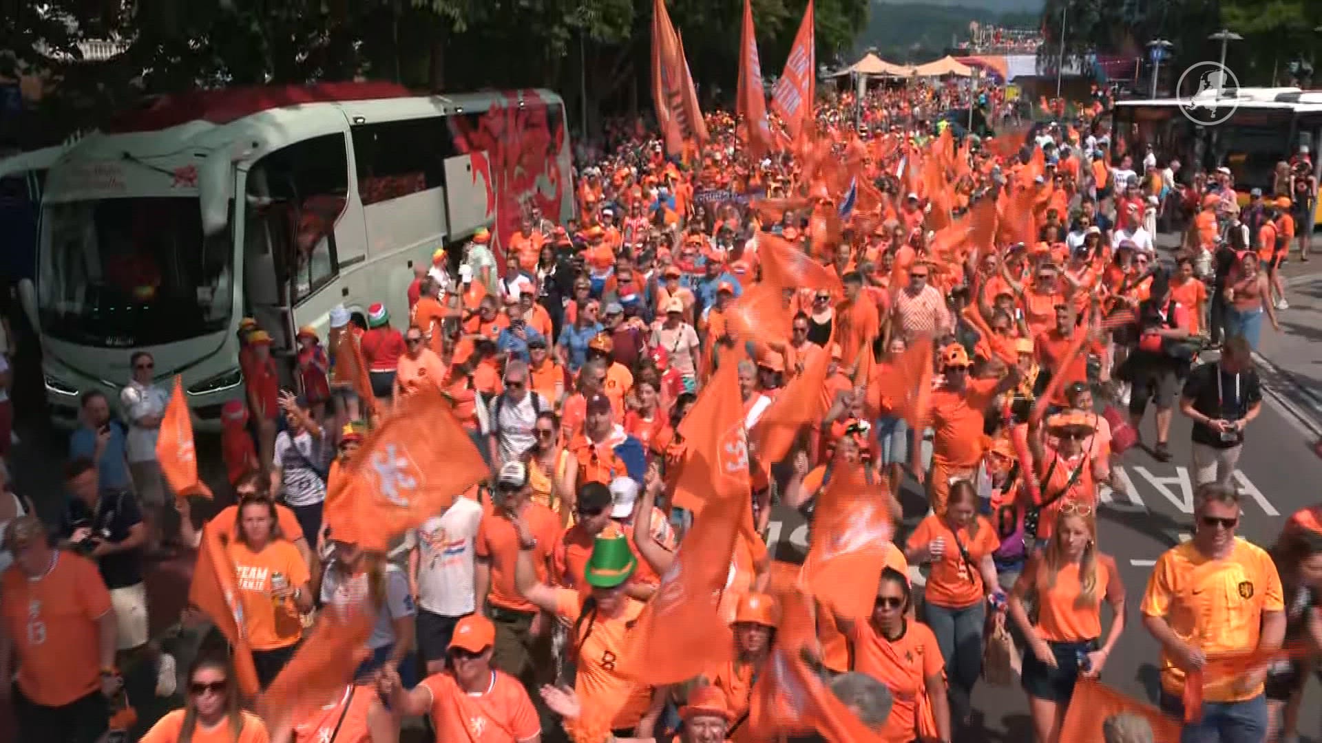 De sfeer zit er al goed in bij Oranjemars door Luzern