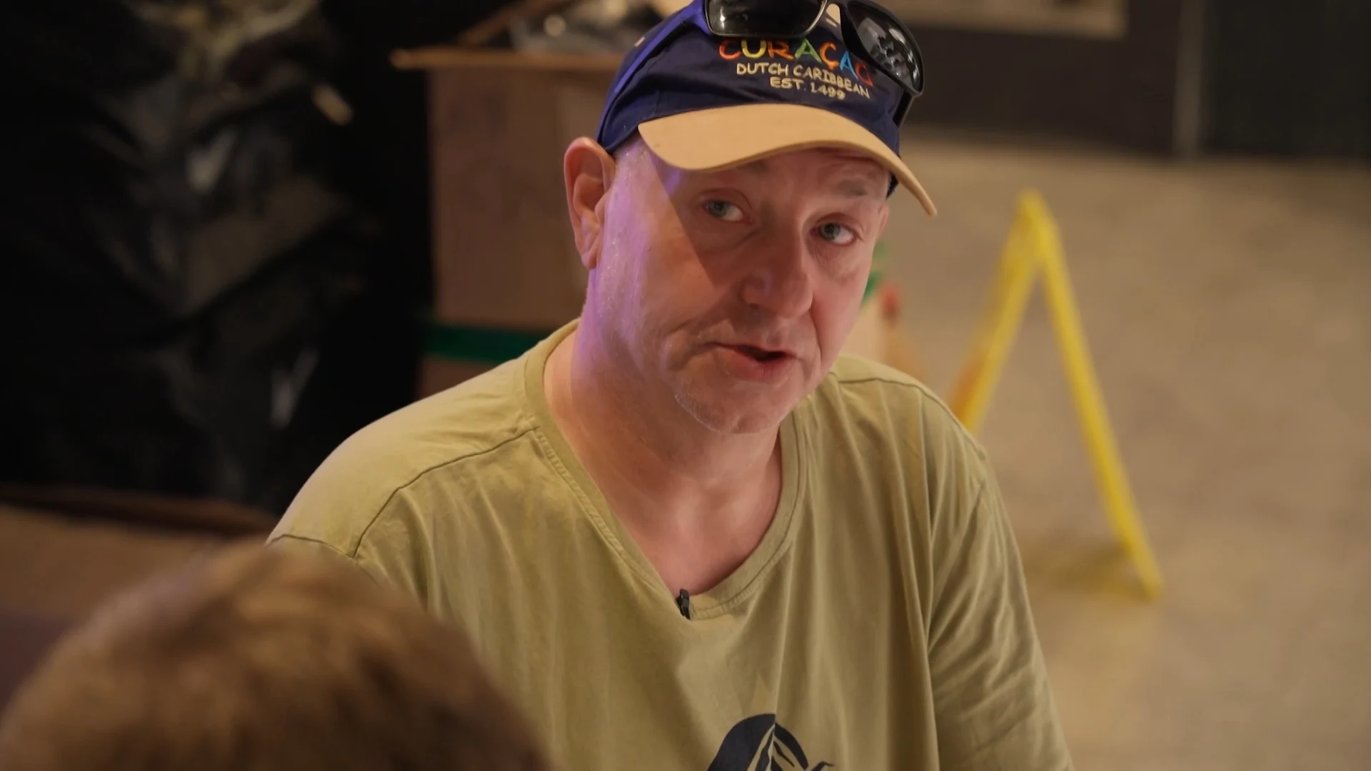 Fred koopt eindelijk zelf kleding en raakt geëmotioneerd