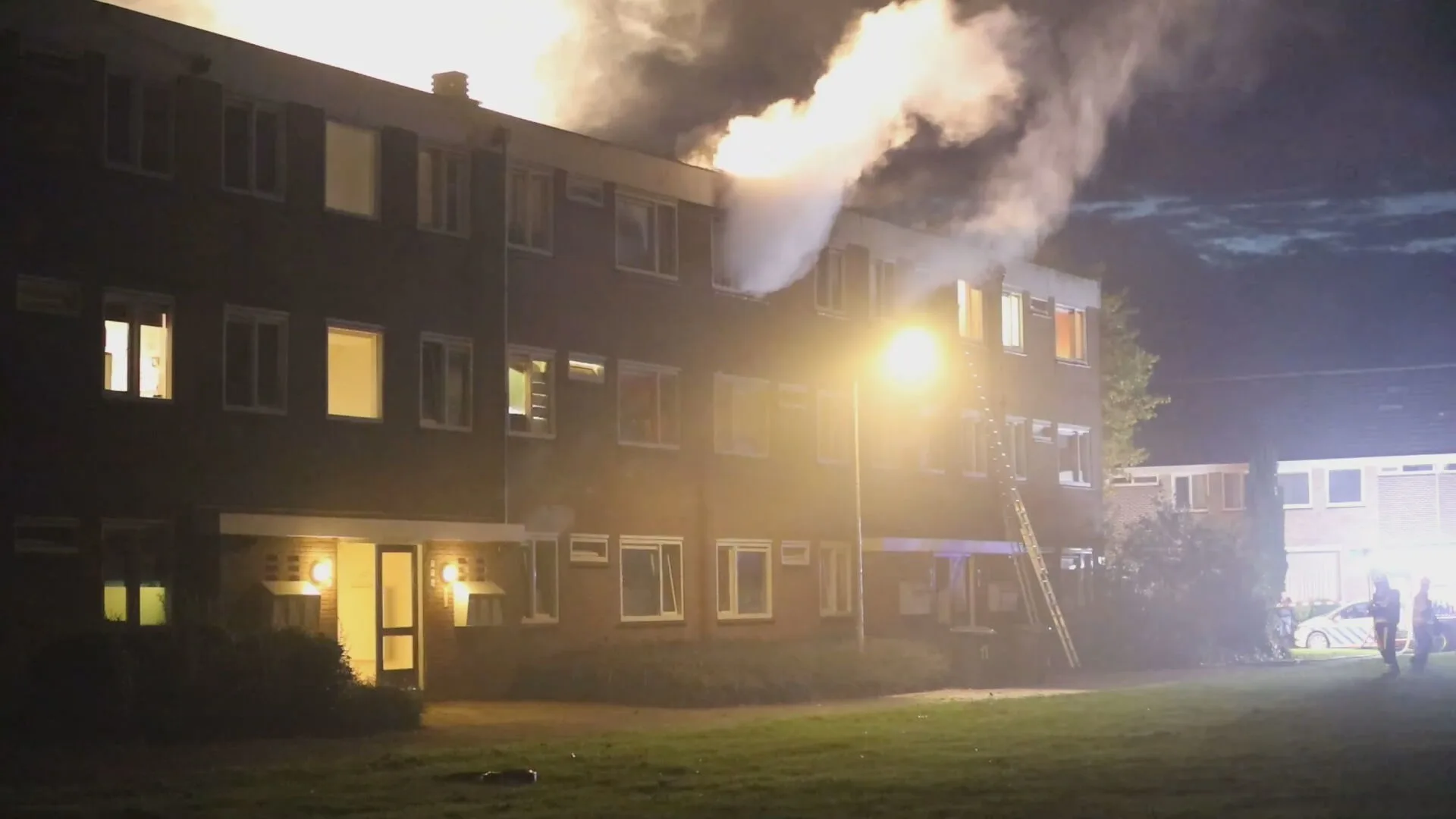Politie stuit op wietplantage en explosieven na flatbrand Sneek