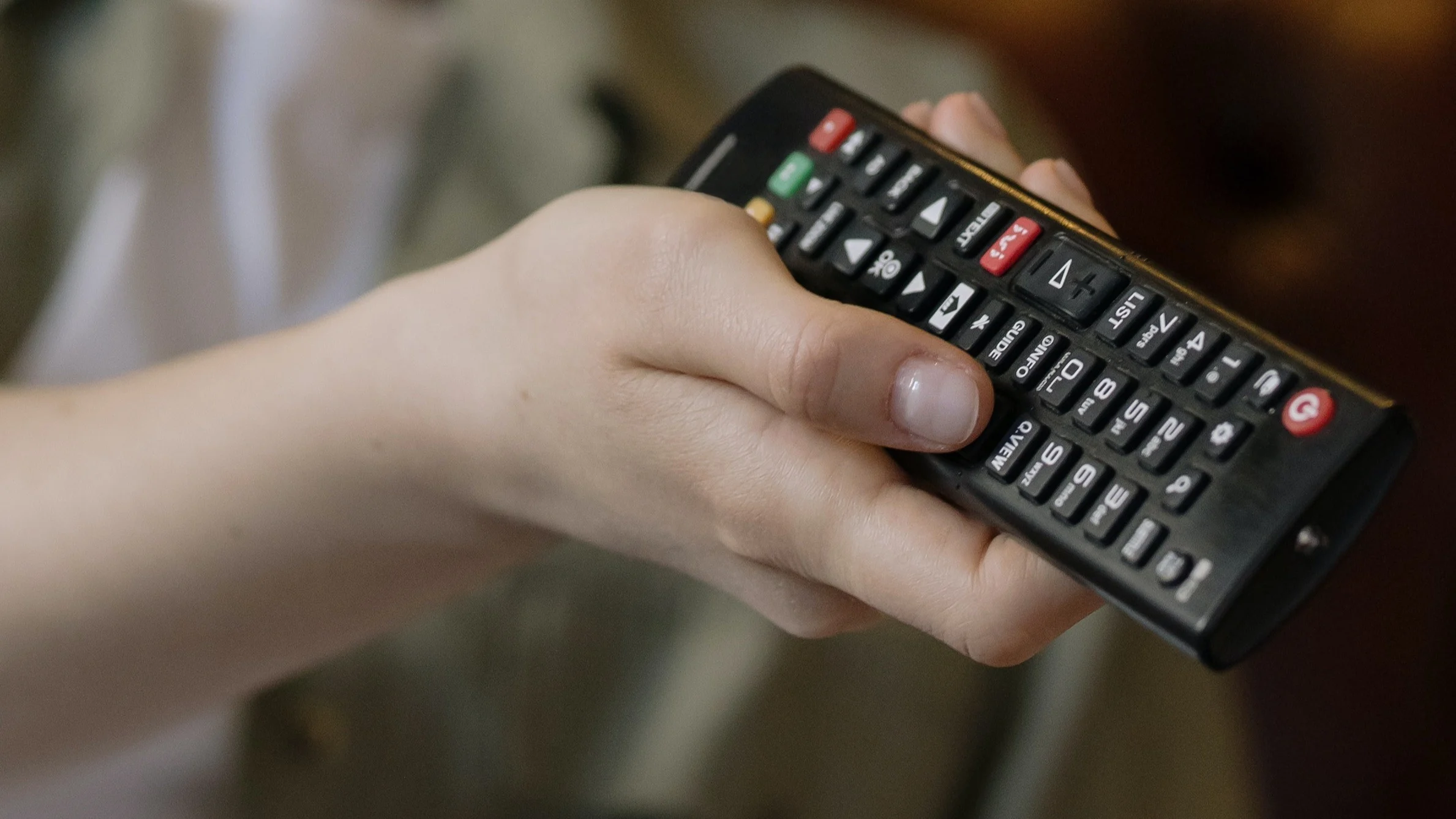 Mannen krijgen ruzie om afstandsbediening, slachtoffer met bierfles belaagd