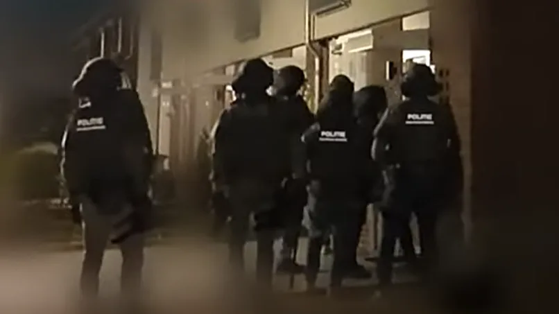 ZIEN: Politieactie vastgelegd – zo gaat een inval in zijn werk