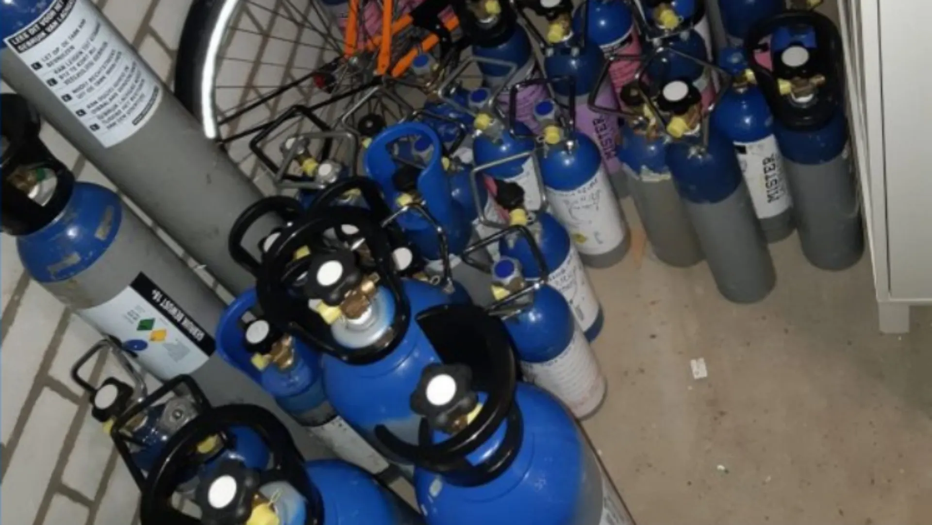 Politie vindt 50 flessen met lachgas in Tilburg, 23-jarige man plande een feestje