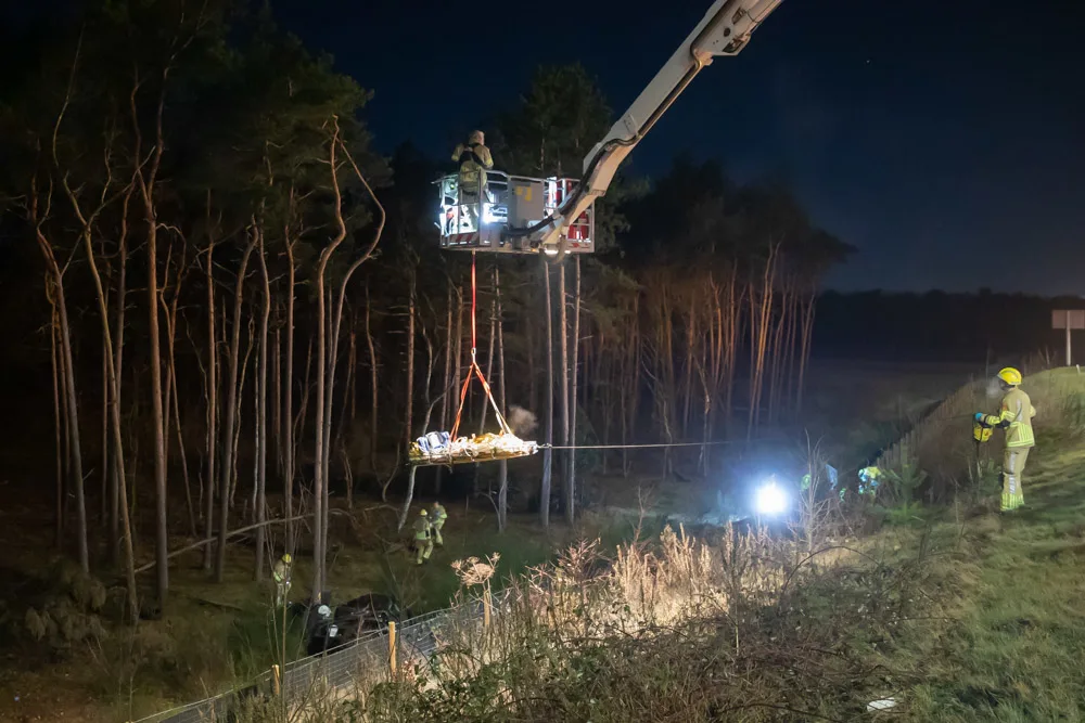 Auto stort meters naar beneden bij afrit A27, spectaculaire redding door brandweer