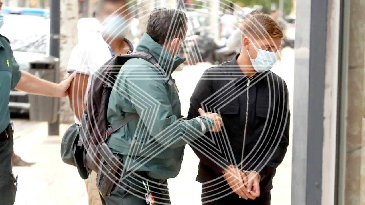 VIDEO: Rapper Lil' Kleine in handboeien meegenomen naar Spaanse rechtbank