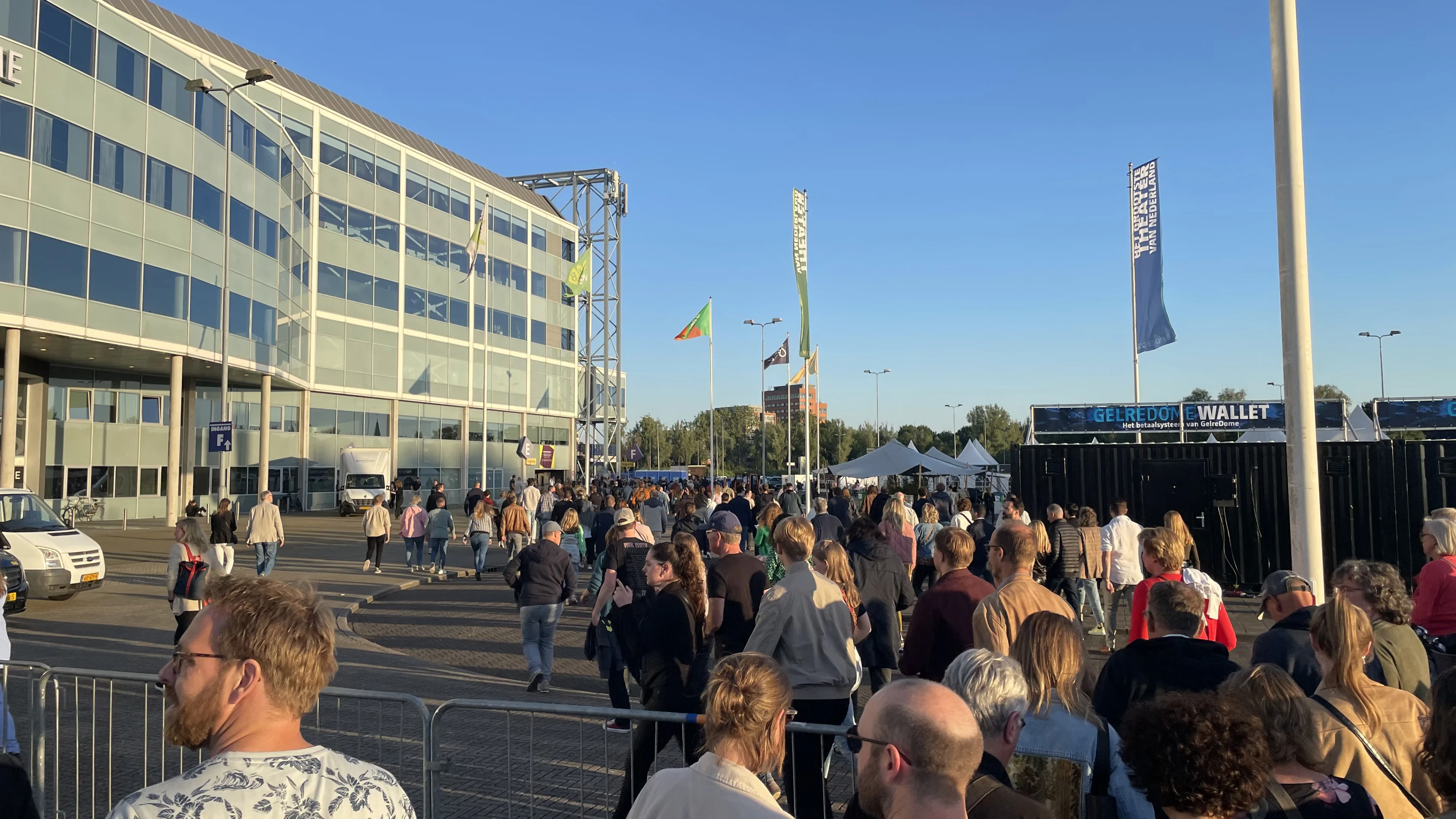Parkeerchaos rondom concert Elton John leidt tot vertraging en frustratie: 'Eerste negen nummers niet gezien'