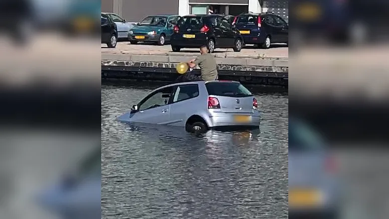 Bestuurder gebruikt lachgas op dak van zinkende auto: 'Die komt op het journaal'