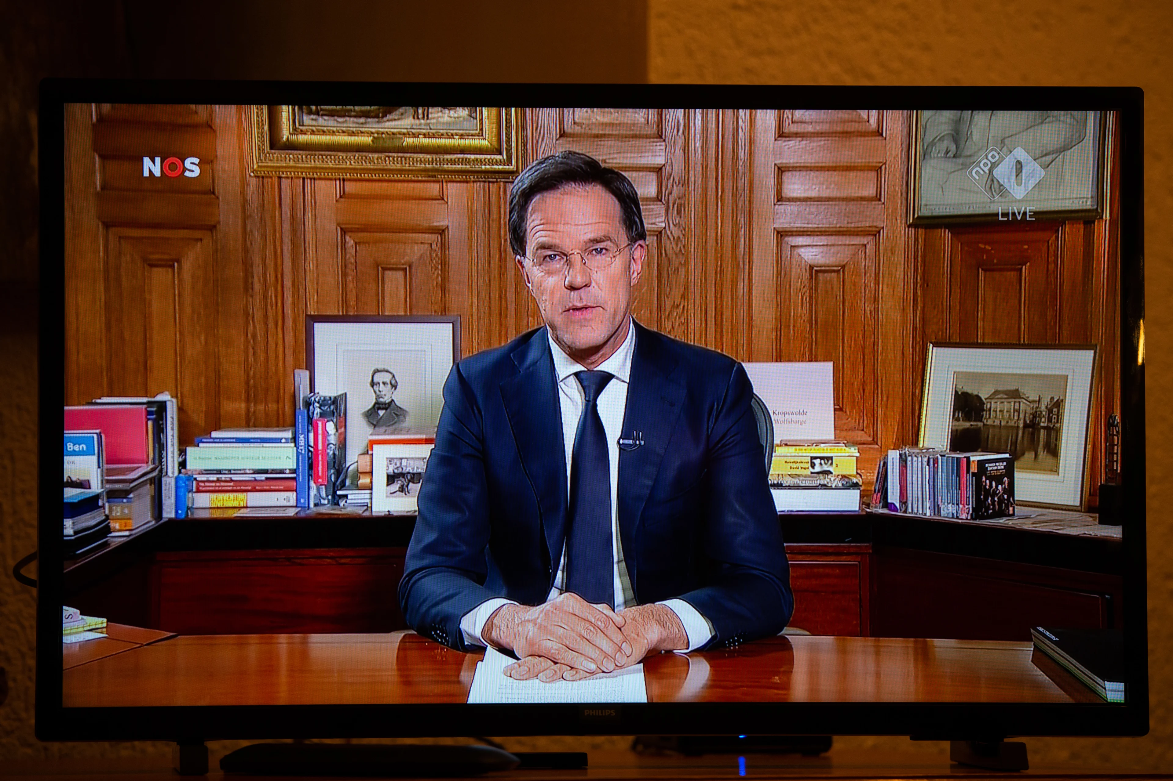 Rutte spreekt vanuit het Torentje het volk toe over nieuwe stevige coronamaatregelen