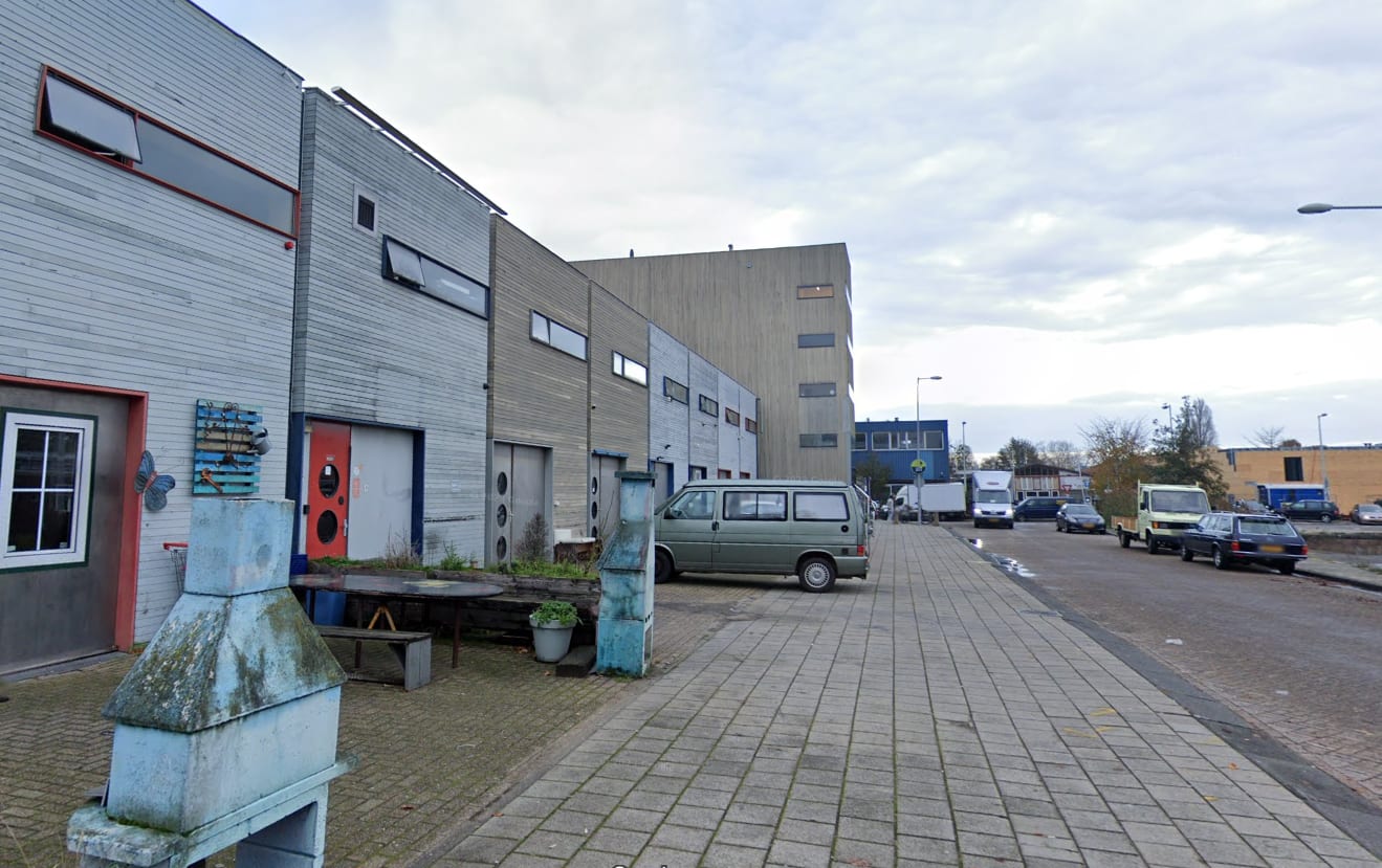 Motorrijder aangereden in Amsterdam, daarna beroofd