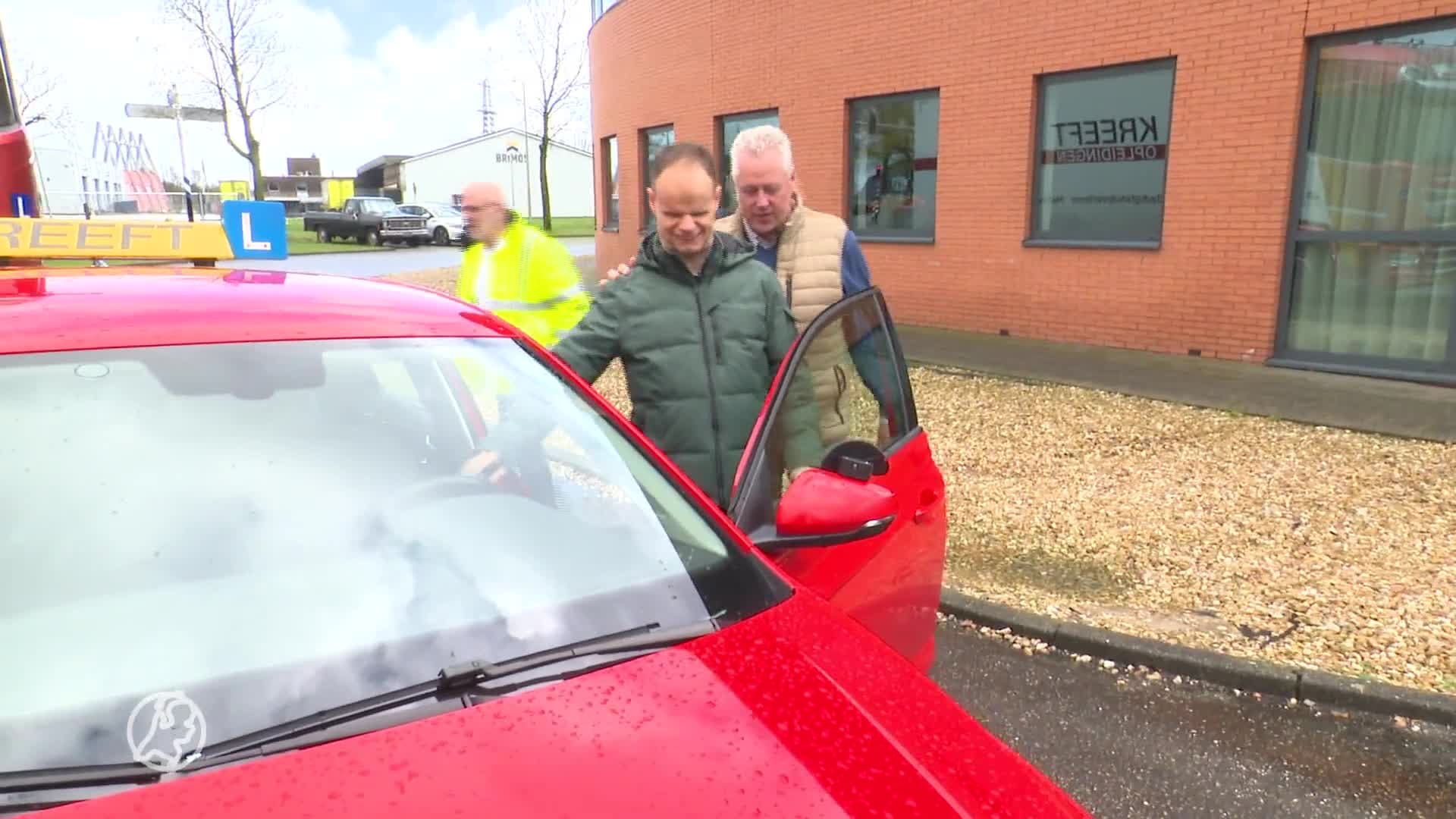 Marco is geheel blind en gek van auto’s: vandaag mag hij zelf autorijden