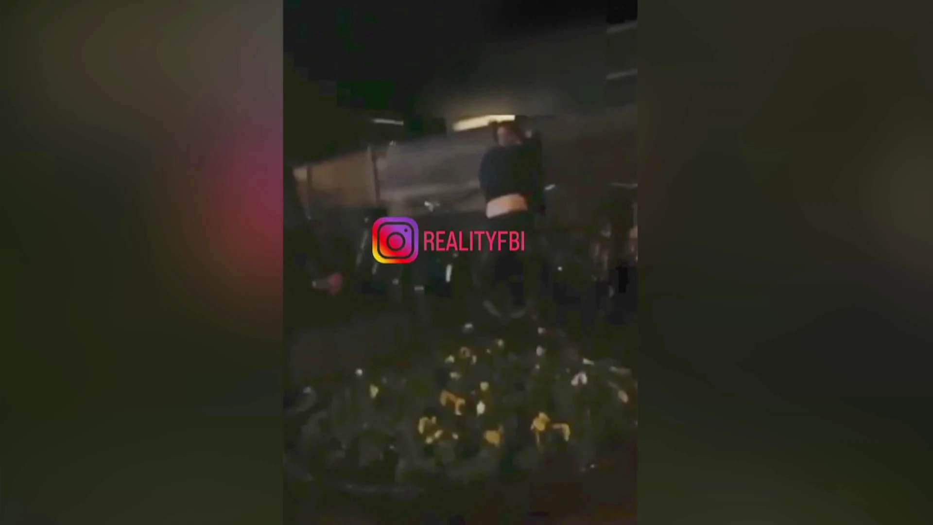 Beelden opgedoken van Douwe Bob die jongen 'tik geeft'