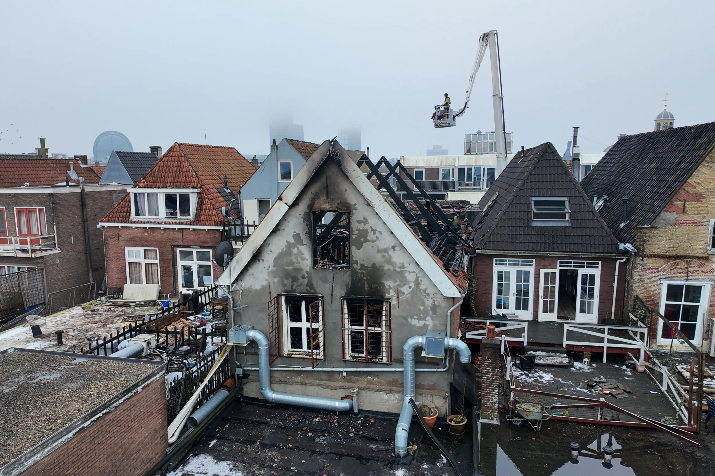Felle brand in hartje Leeuwarden: pand dreigt gedeeltelijk in te storten
