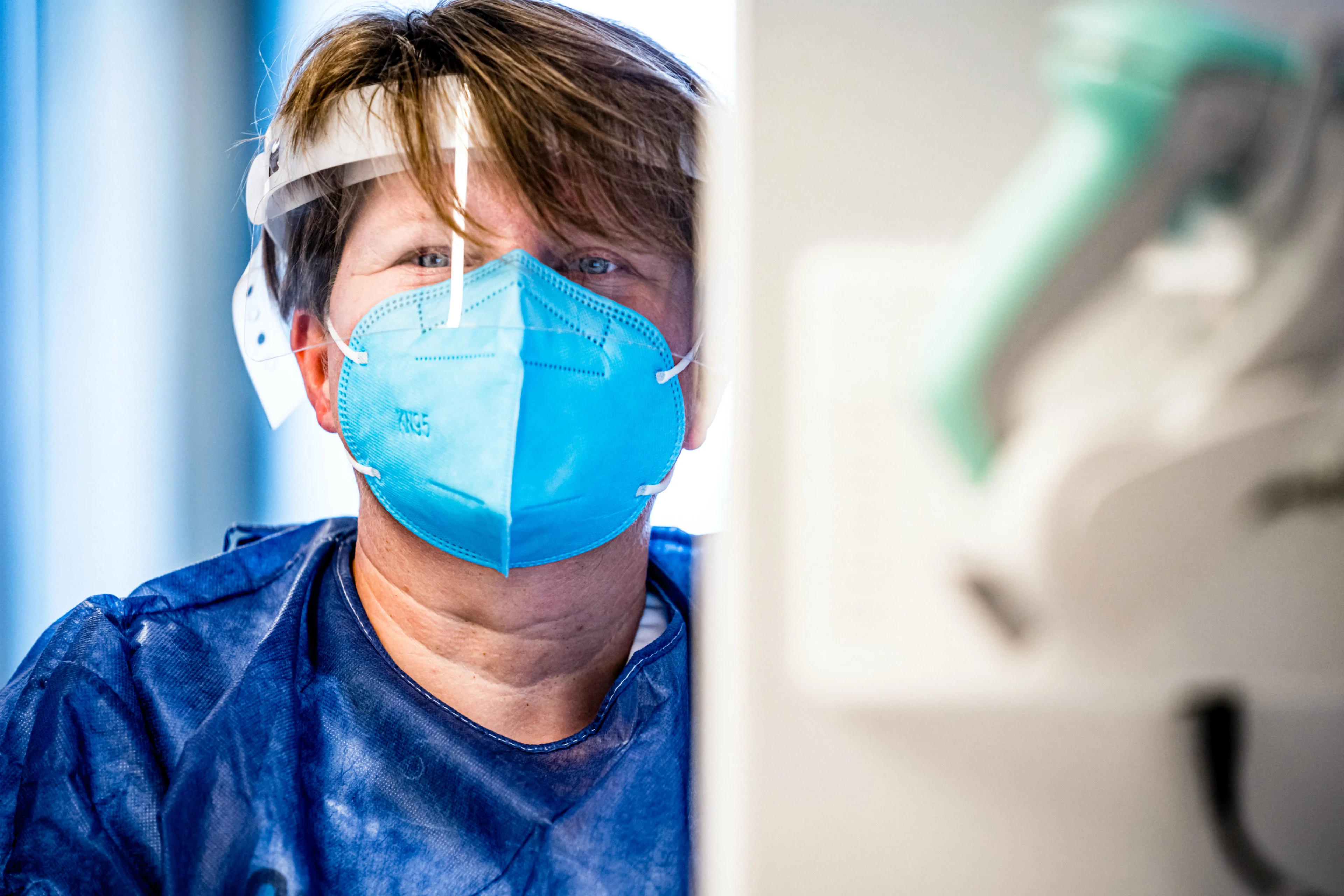 LIVEBLOG | Honderden demonstreren tegen coronaspoedwet op Malieveld • Laatste coronacijfers incompleet door ict-probleem