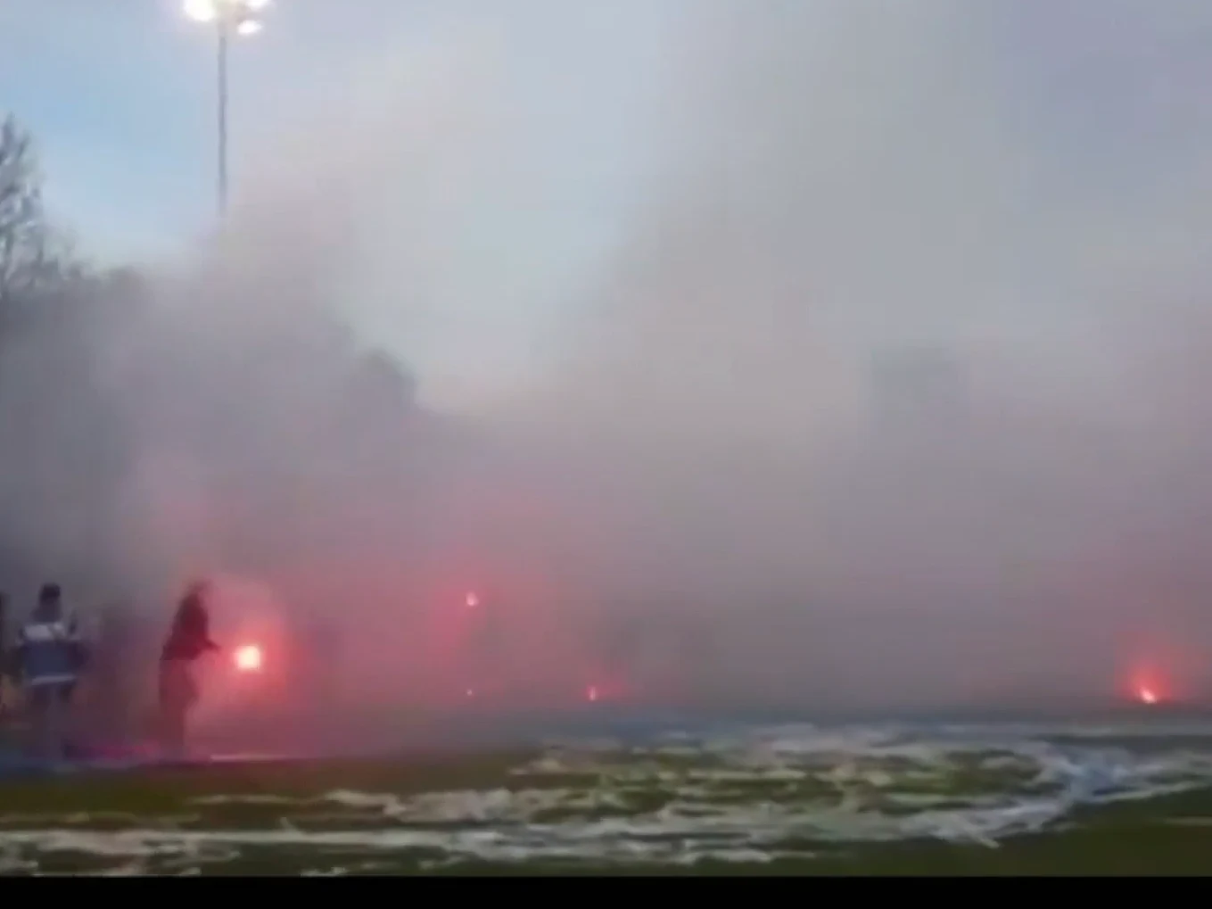 Elf kinderen gewond door rondvliegend vuurwerk bij voetbalderby: 'Heel verdrietig'