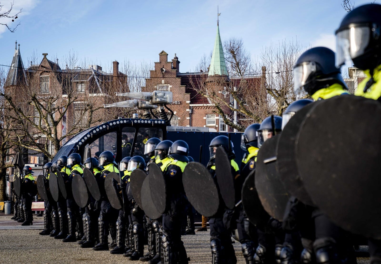 ME veegt Museumplein in Amsterdam schoon, demonstratie Apeldoorn afgelopen
