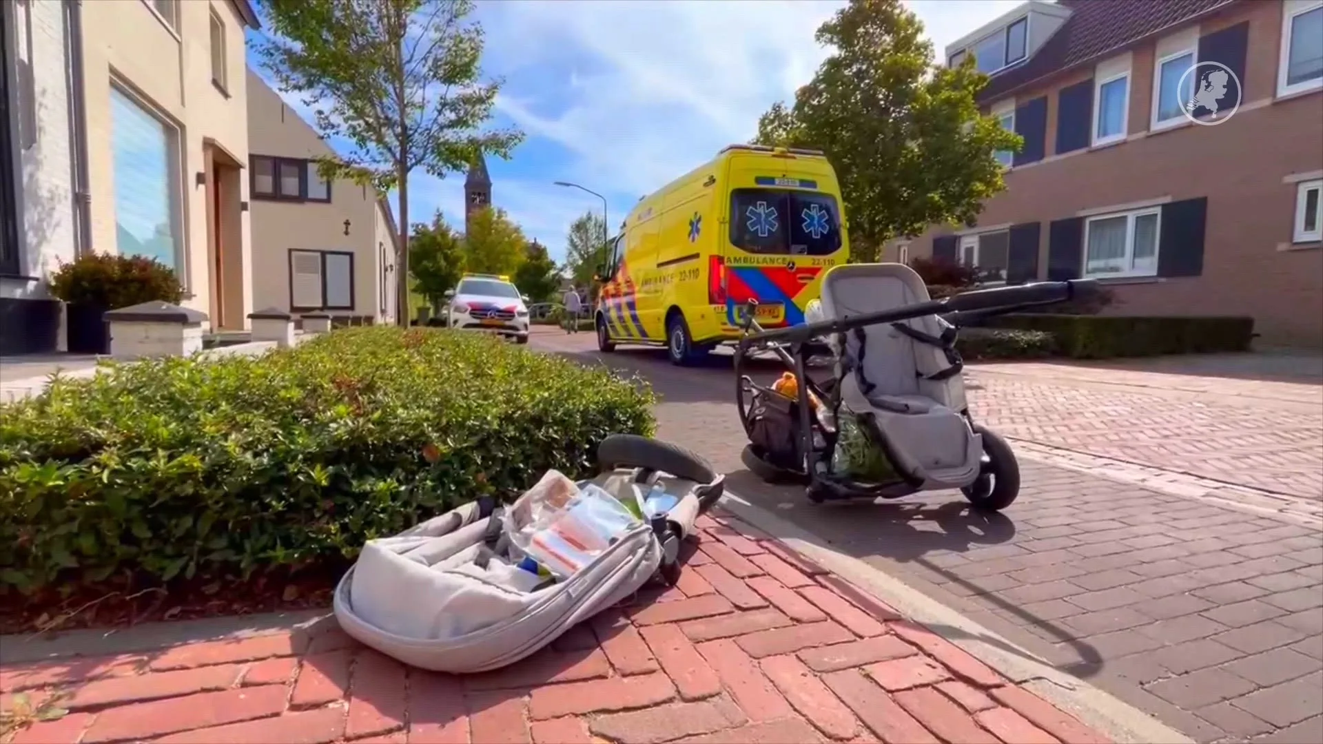 Auto rijdt kinderwagen aan in woonwijk, bestuurder vlucht