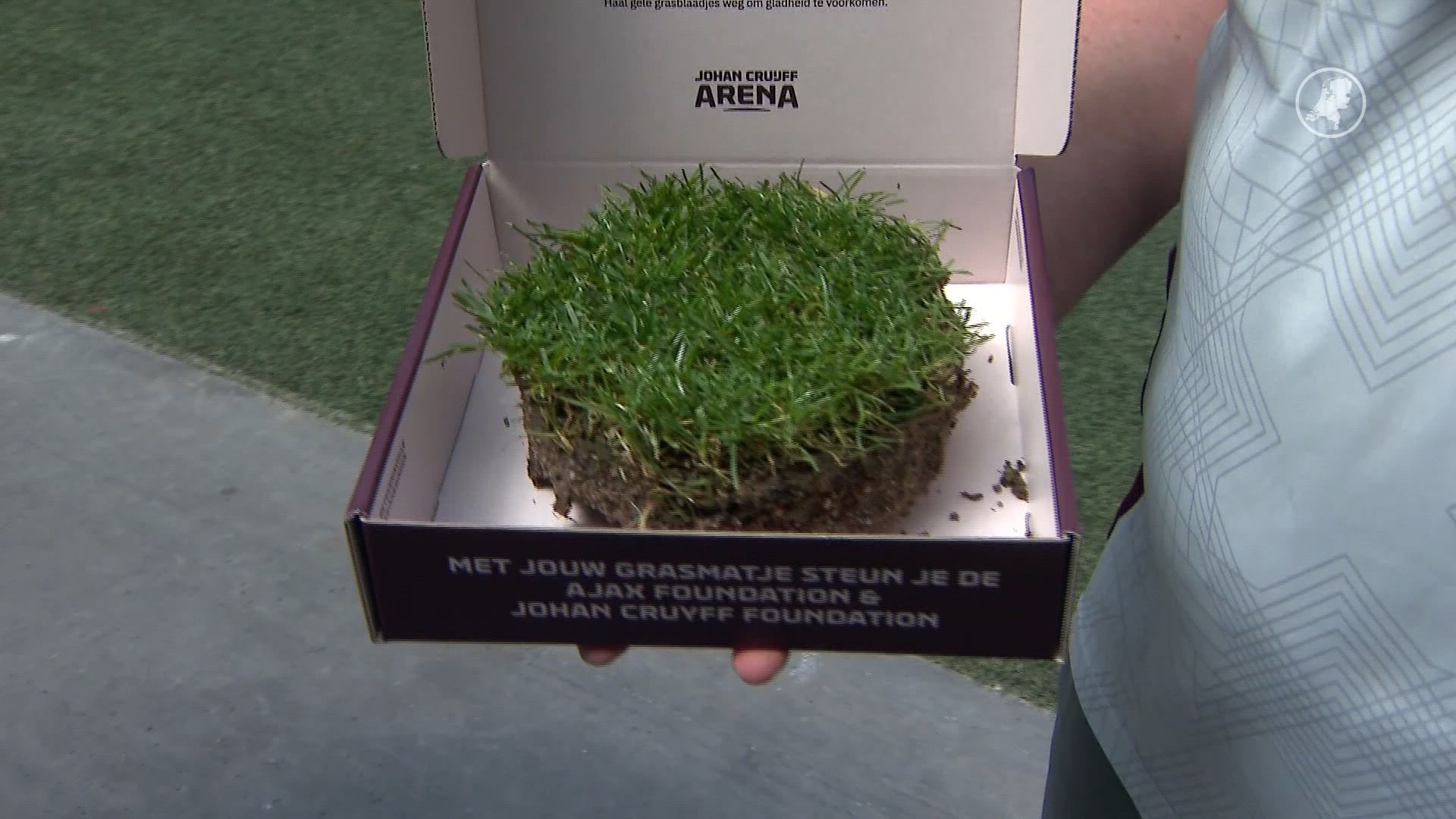 30 centimeter in een speciaal doosje: Ajax-fans krijgen stukje grasmat