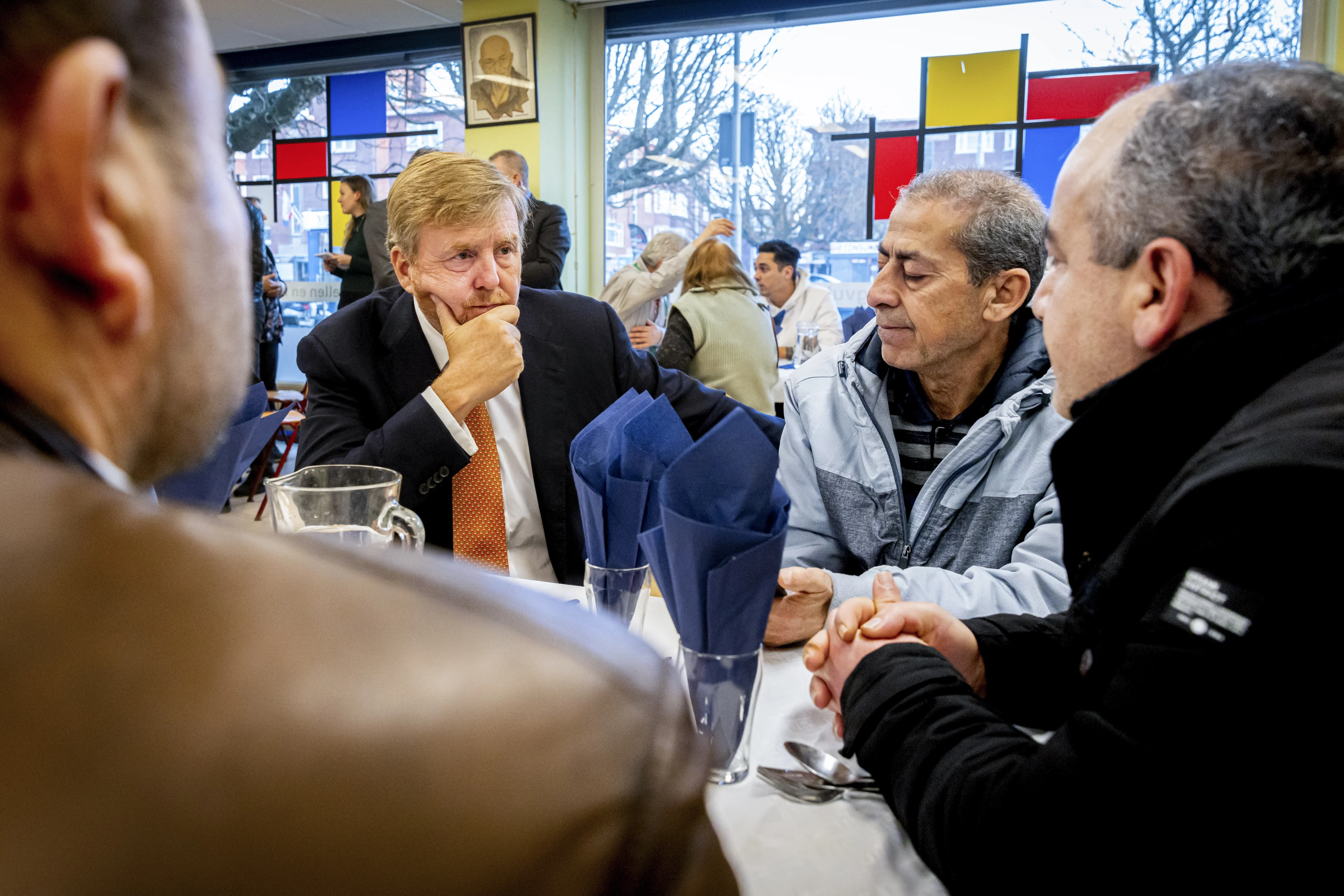 Koning praat met familie aardbevingsslachtoffers Turkije en Syrië