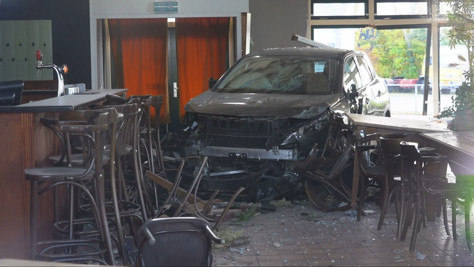 Automobilist raakt van weg, rijdt restaurant in Zwaag binnen en richt enorme schade aan