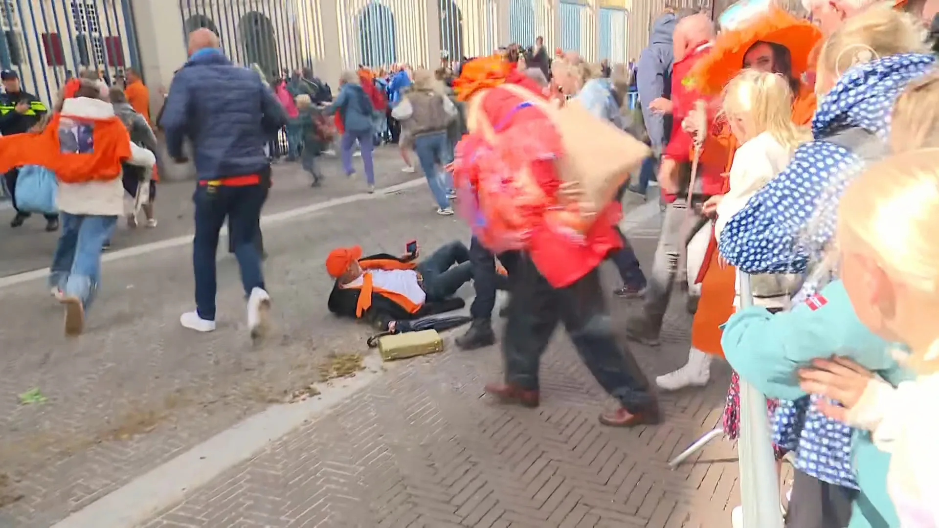 Johan Vlemmix onderuit in de paardenpoep op Prinsjesdag