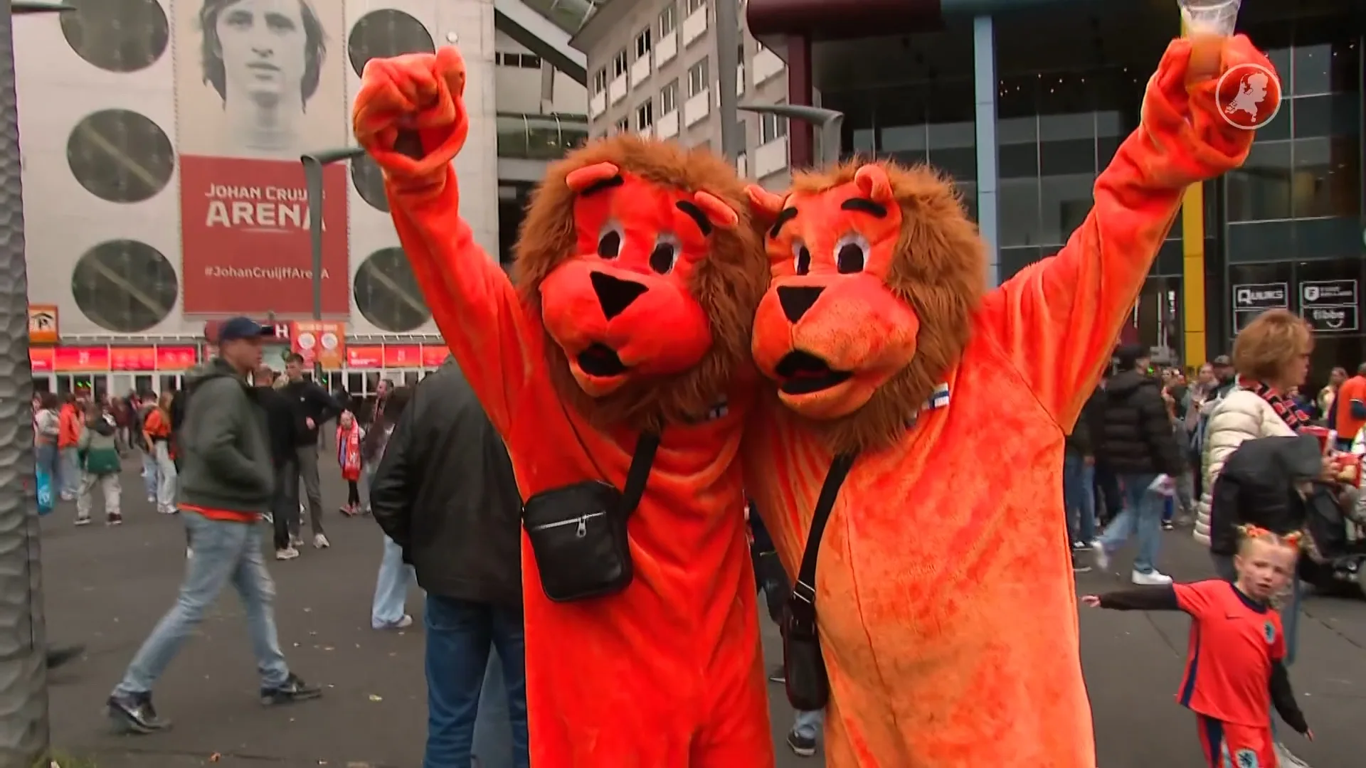 Feeststemming bij Oranjefans voor kwalificatieduel met Finland
