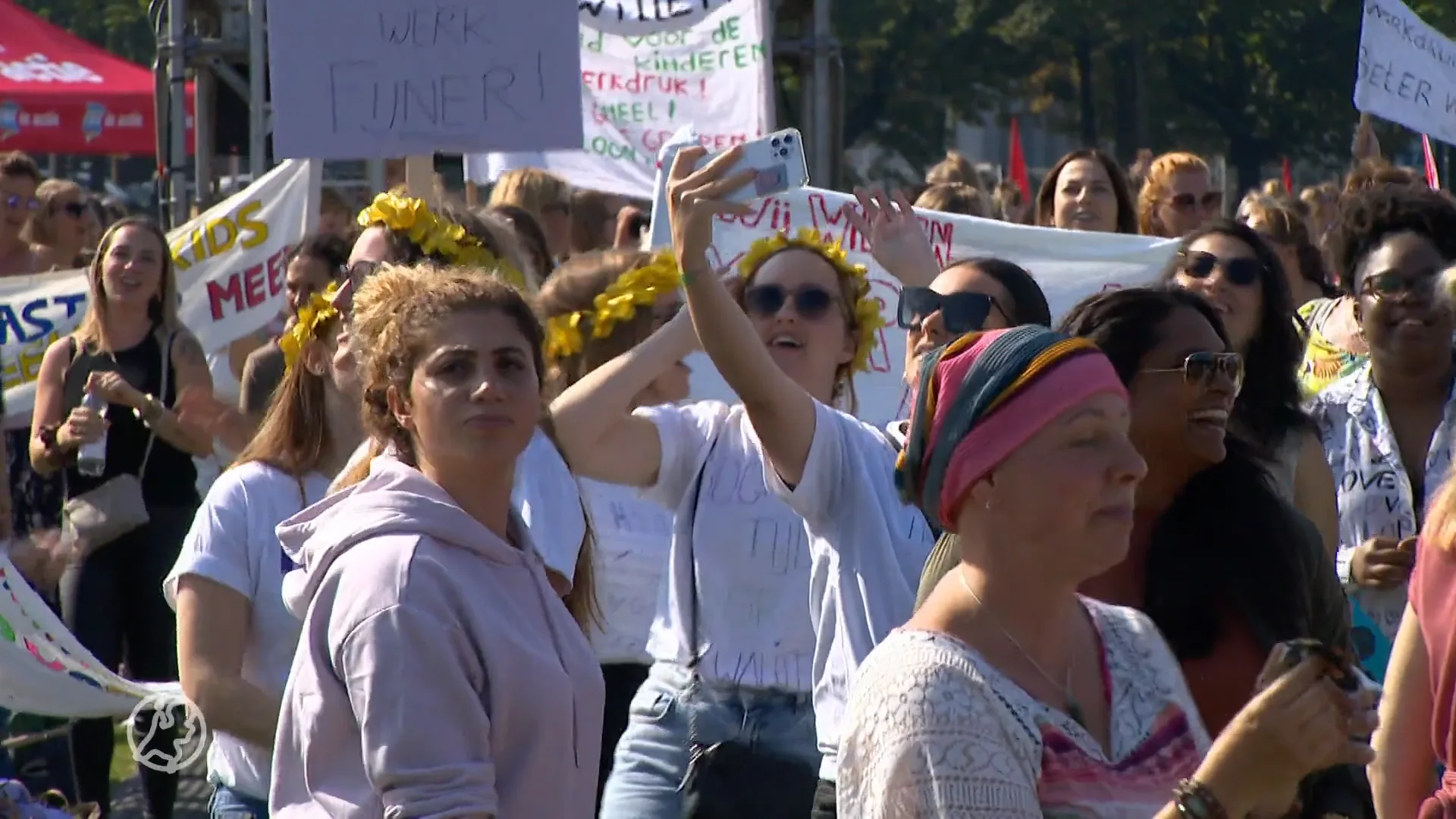 Kinderopvangprotest in festivalsfeer op Malieveld: 'Er vallen regelmatig collega's om'