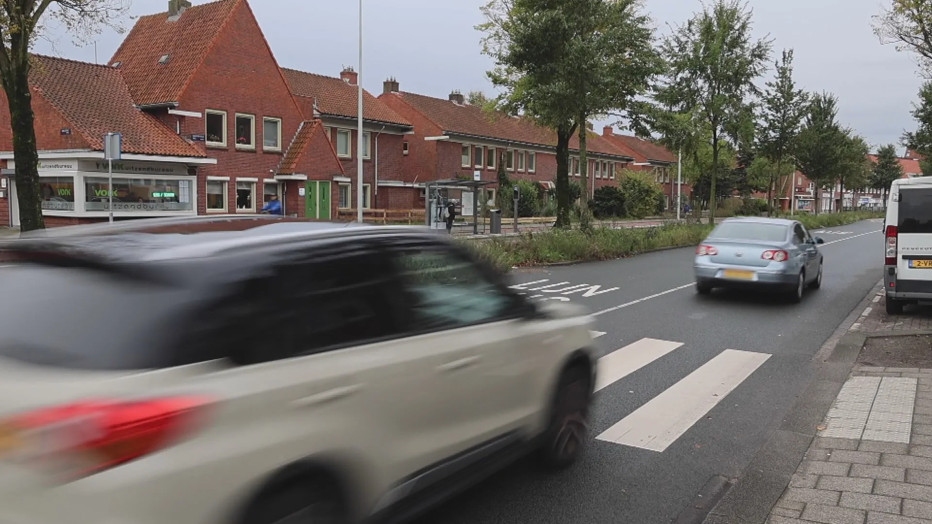 Baby valt uit kinderwagen na aanrijding met taxi, chauffeur rijdt door