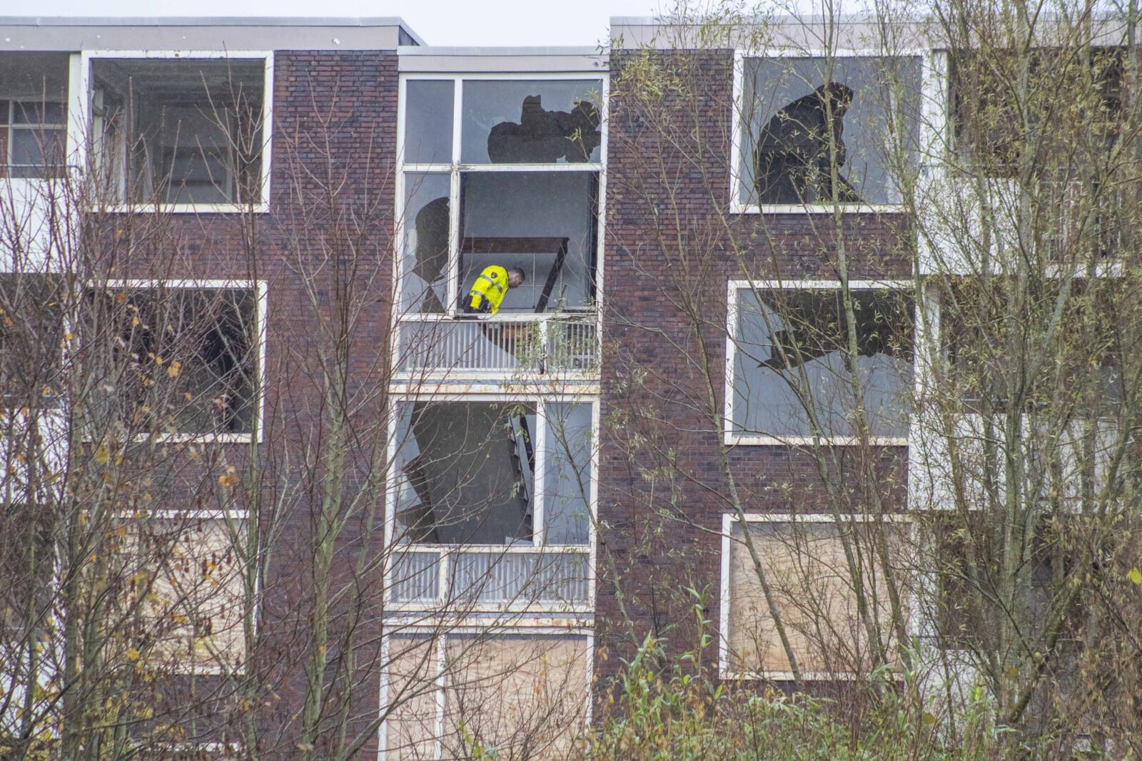 Politie schiet op man die brandbommen gooit naar politie en een deurwaarder in Rheden