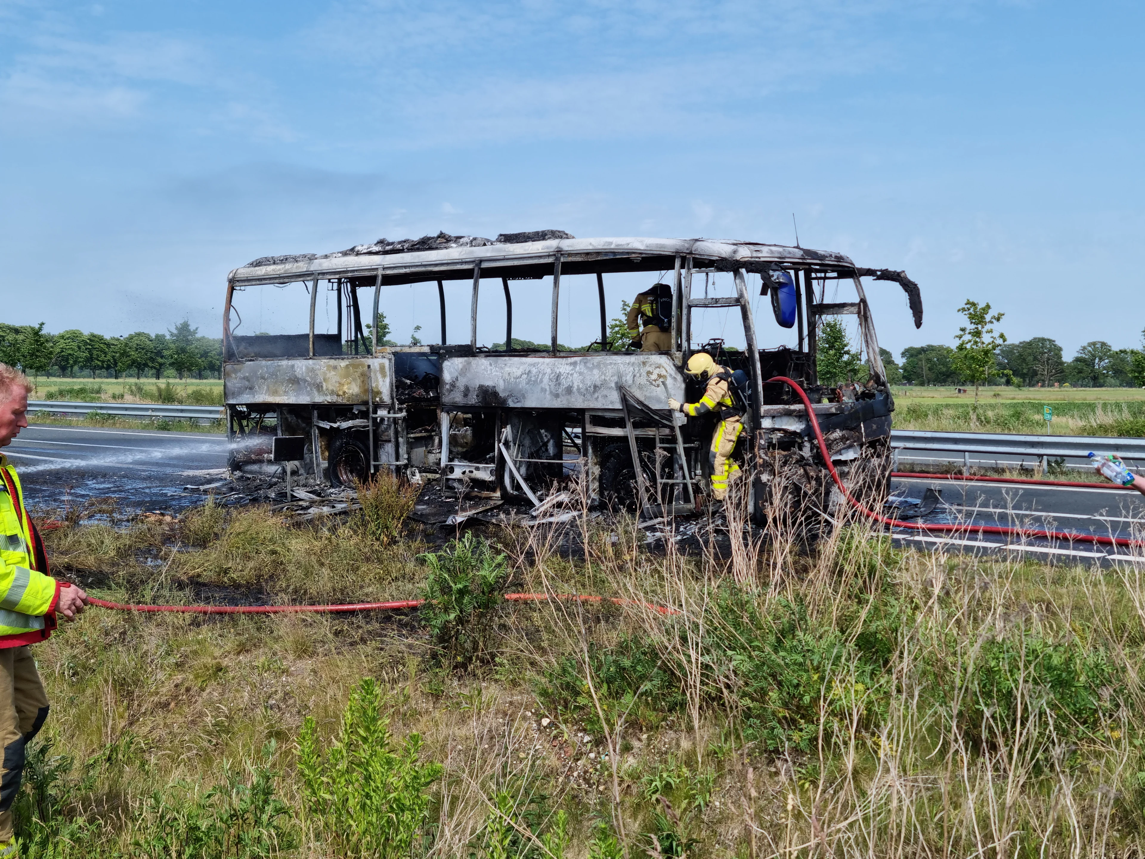Scholieren winnen zeepkistenrace met 'racende vlammen', bus brandt uit tijdens terugreis