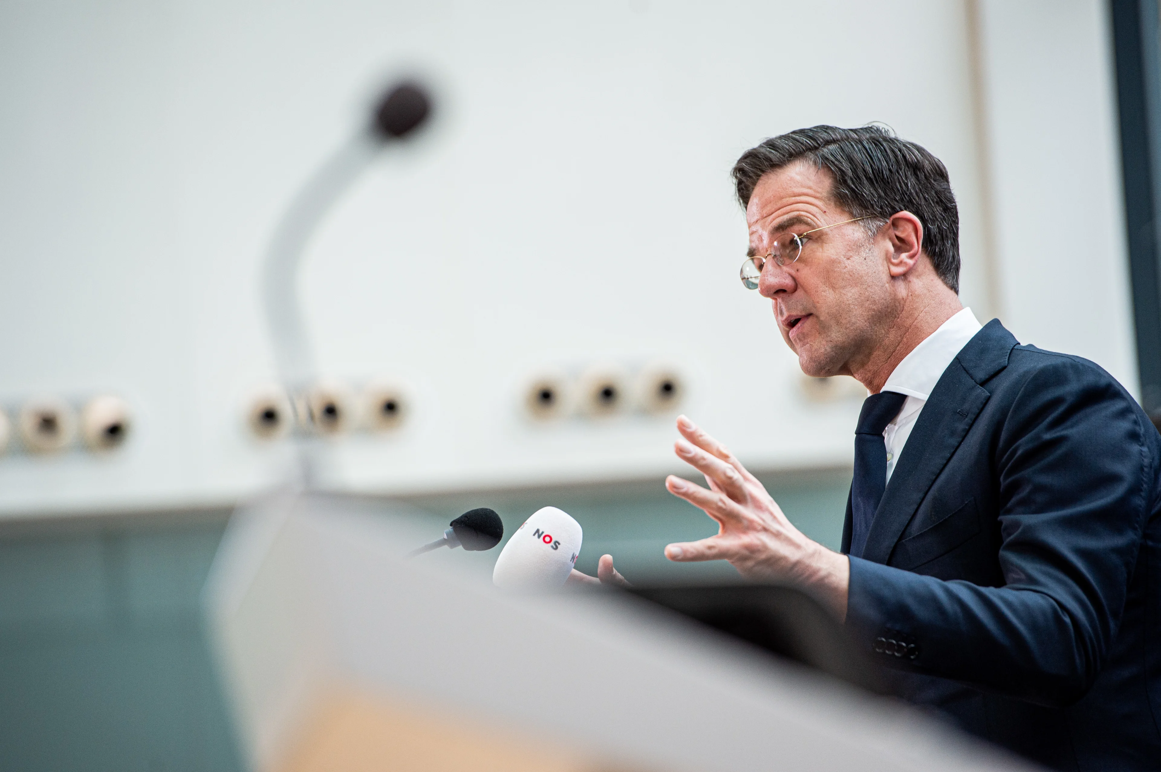 Rutte verlaat live uitzending Jinek om ontwikkelingen Oekraïne