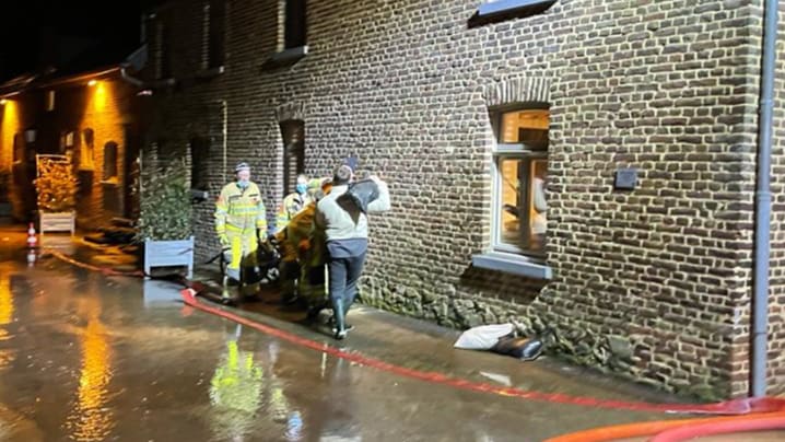 Groot alarm om hoogwater in Zuid-Limburg, waterpiek op weg naar Valkenburg