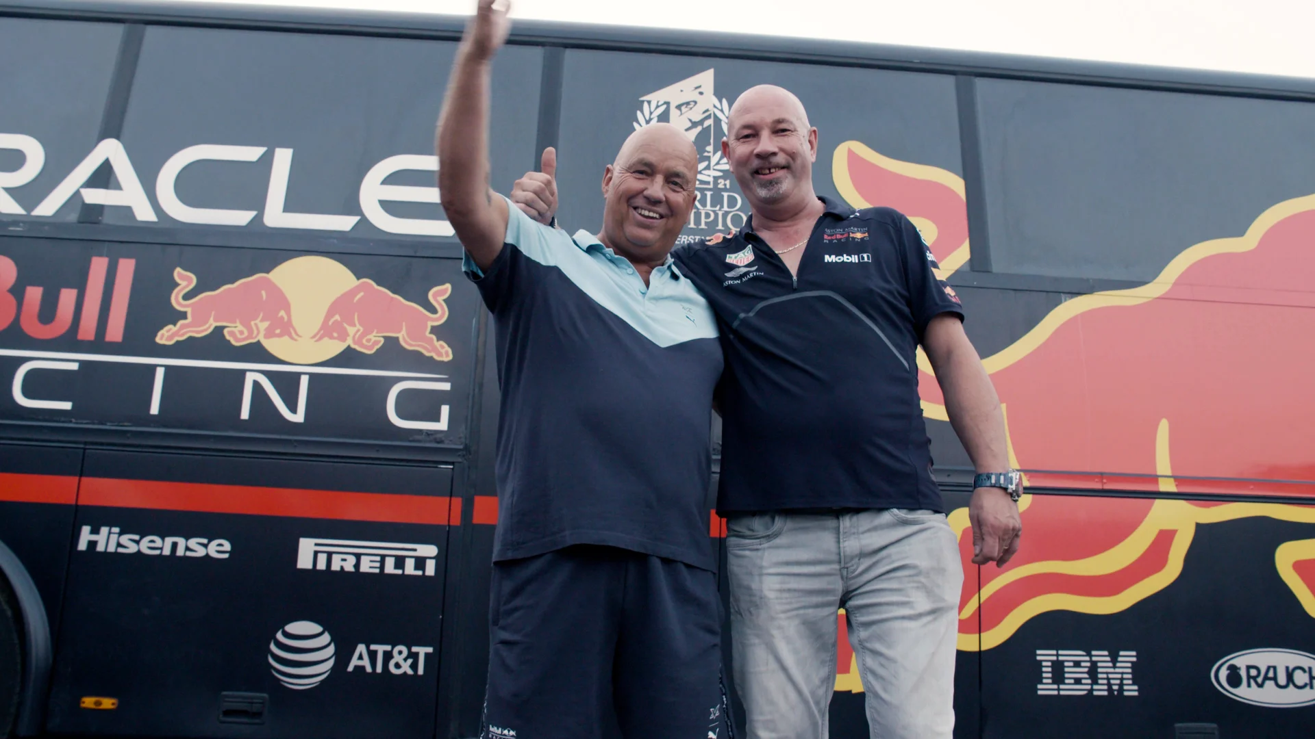 Getunede Red Bull-vrachtwagen van Roger en Arjan: 'Mensen denken dat we bij Red Bull horen'