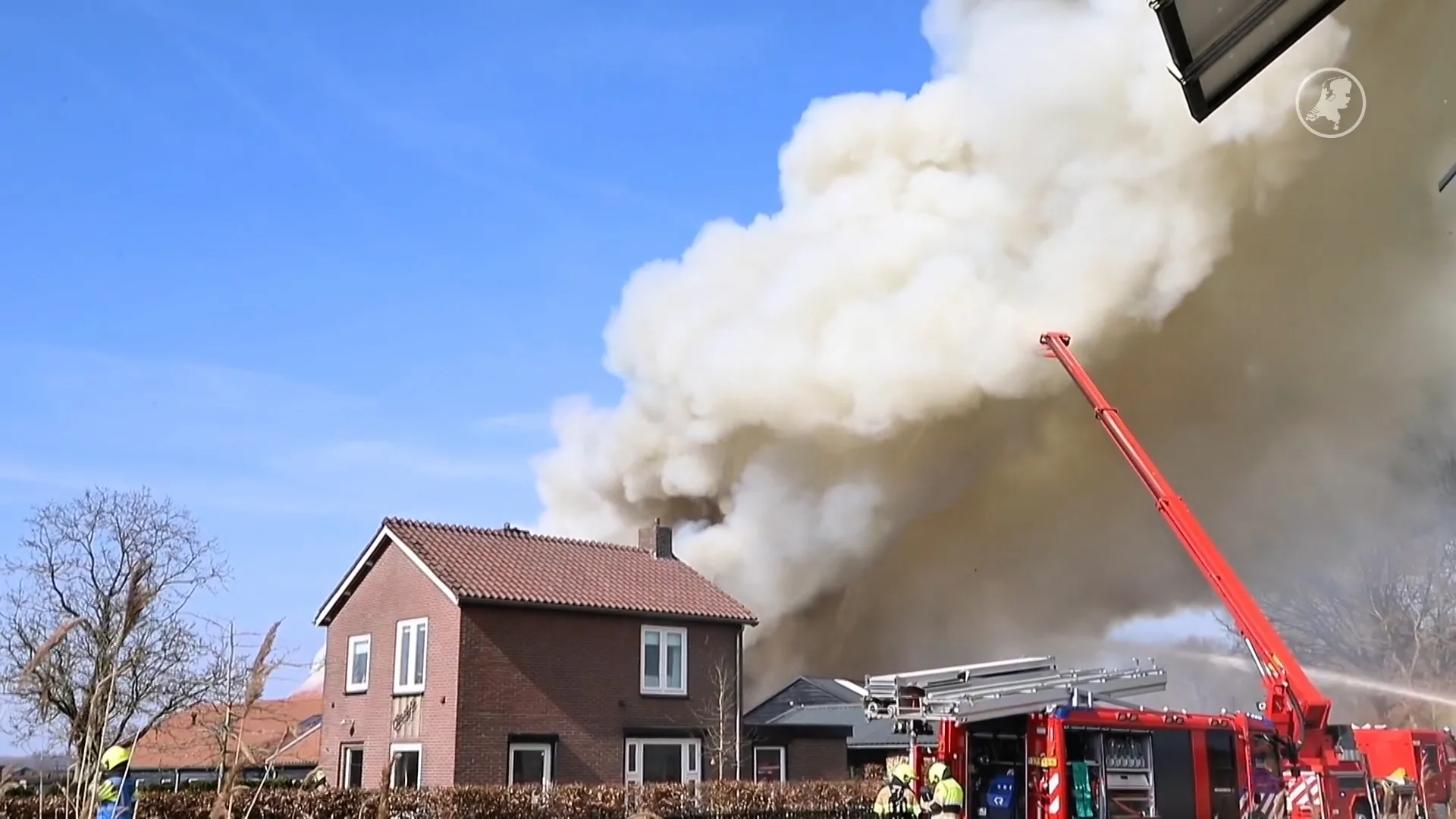 Vlammen uit dak in zorginstelling Tricht, alle cliënten op tijd in veiligheid
