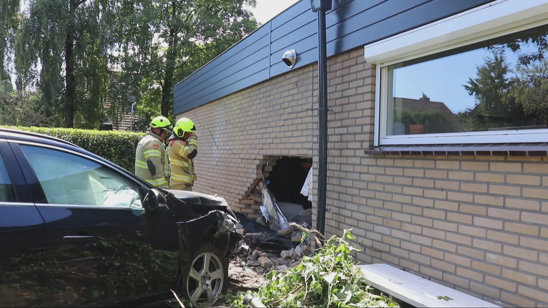 Grote ravage nadat automobilist door muur garage rijdt in Bennekom