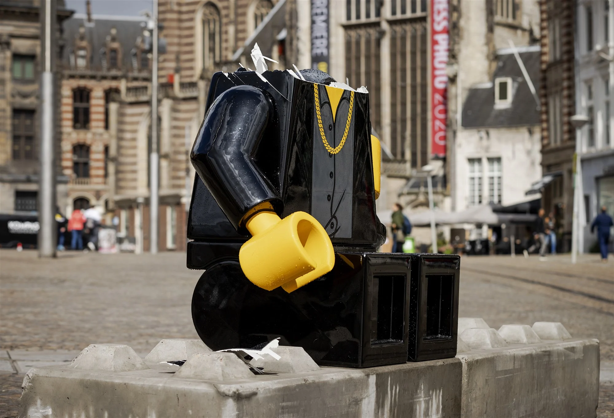 Streetart Frankey hoopt: 'Nieuwe betonnen Hazes binnen een maand weer op de Dam'