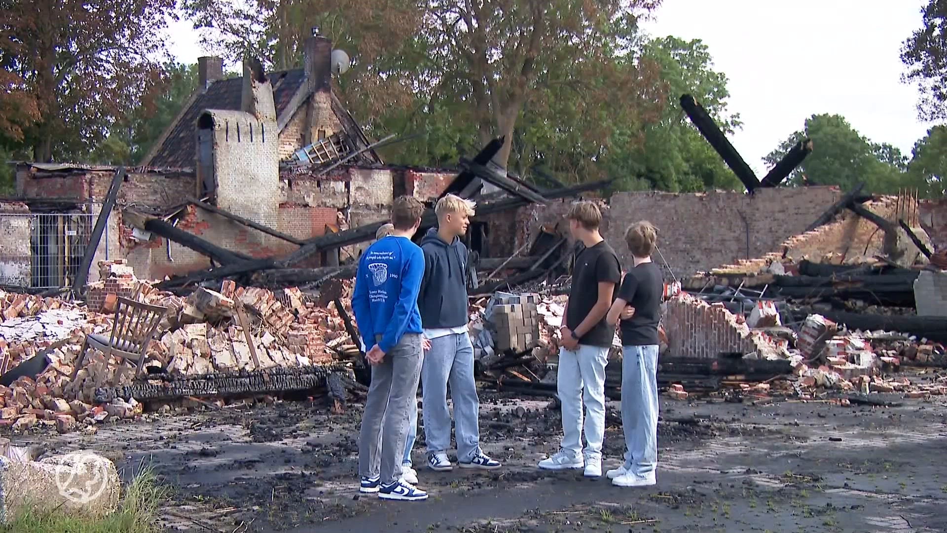 Vrienden van Levi (14) zamelen geld in nadat brand zijn boerderij verwoest: 'Ouders moesten huilen'