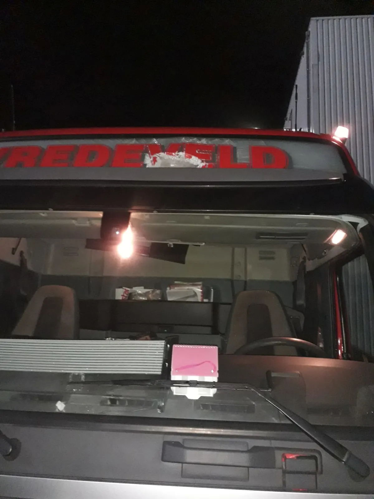 Trucker krijgt steen in cabine: 'Een paar centimeter lager en ik was er misschien niet meer geweest'