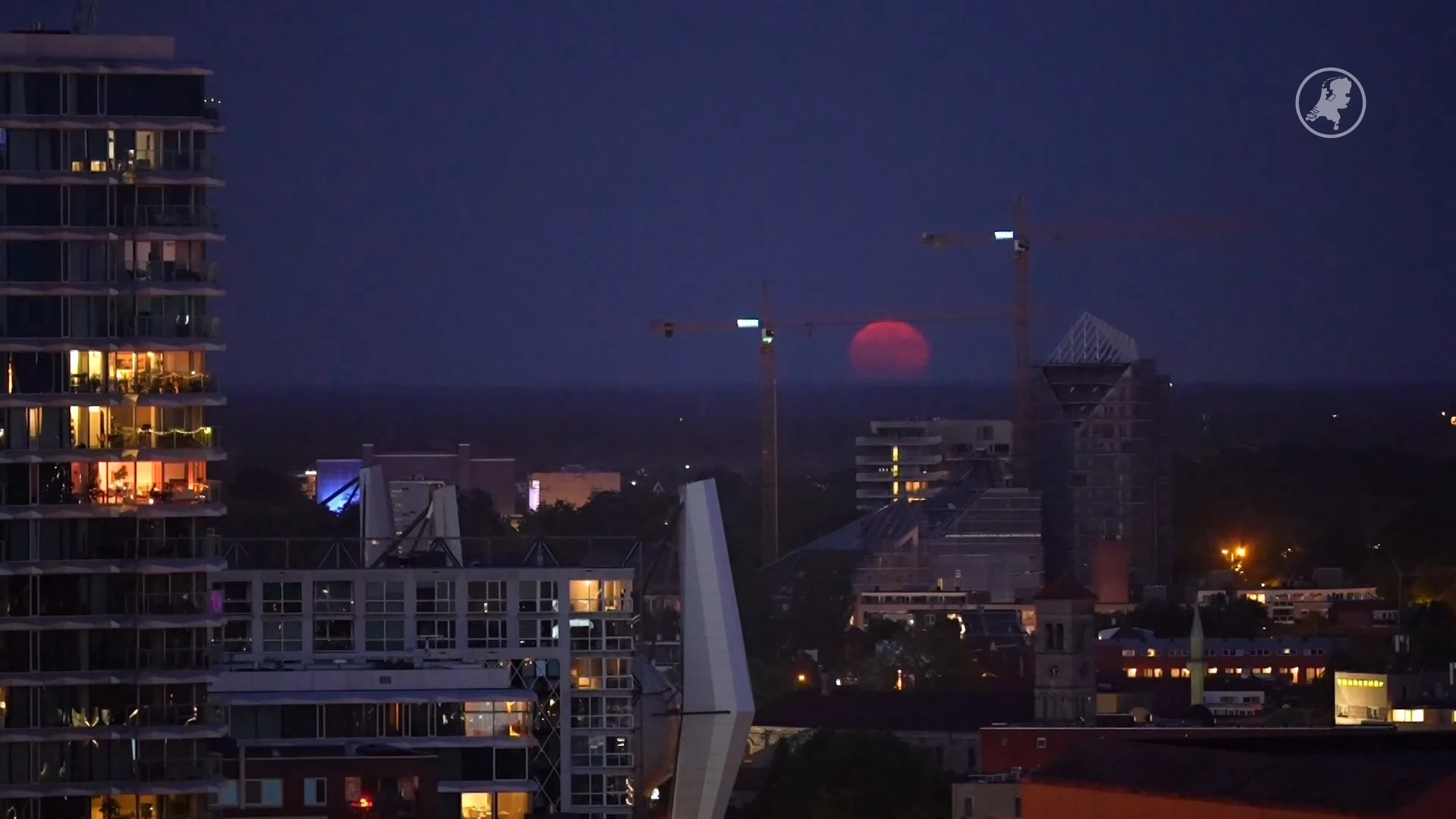 Bijzonder: 'aardbeienmaan' te zien boven Eindhoven