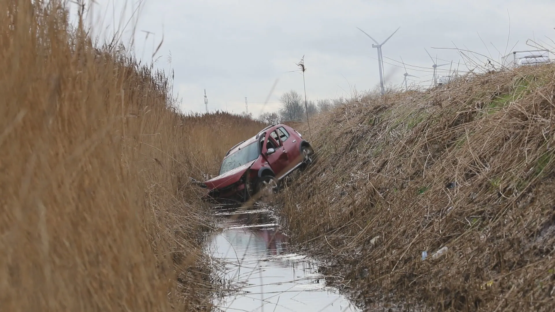 Auto belandt in sloot op A4 bij Woensdrecht: bestuurder overleden