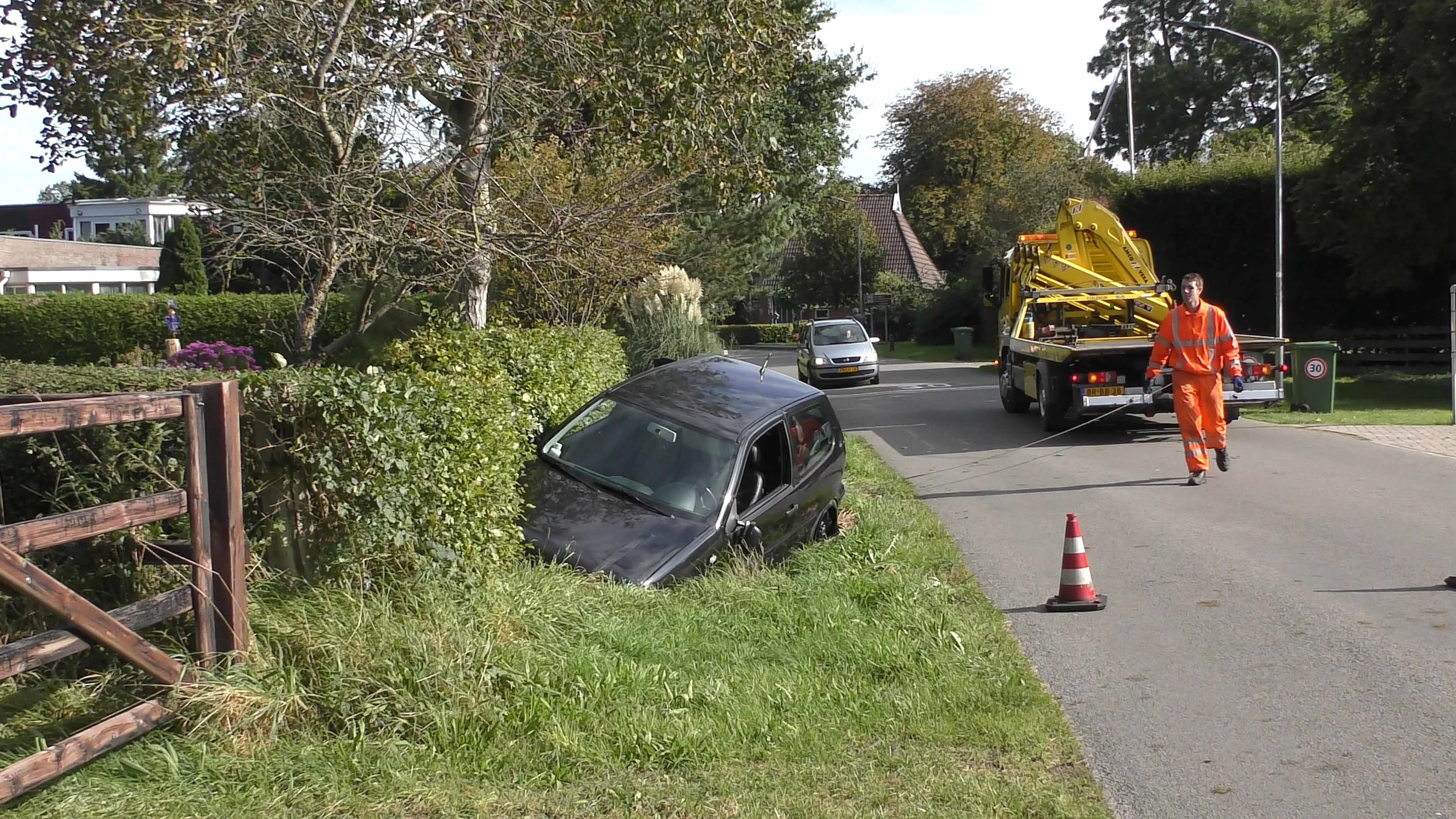 Vrouw met nieuw rijbewijs belandt in de sloot op terugweg van gemeentehuis